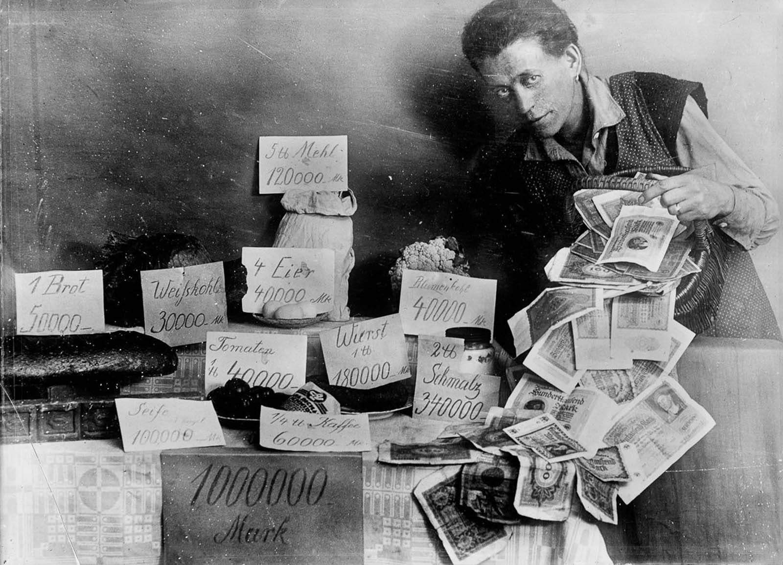 1600x1155 Using banknotes as wallpaper during German hyperinflation, 1923 Historical Photo