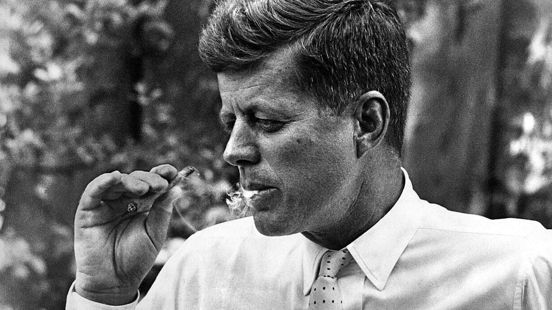 1920x1080 Male Celebrities Smoking Wallpaper