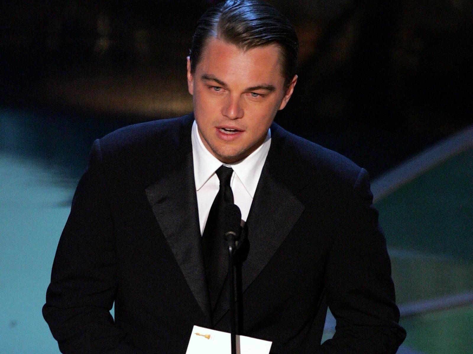 1600x1200 Actor Leonardo DiCaprio in Black Suite HD Wallpaper