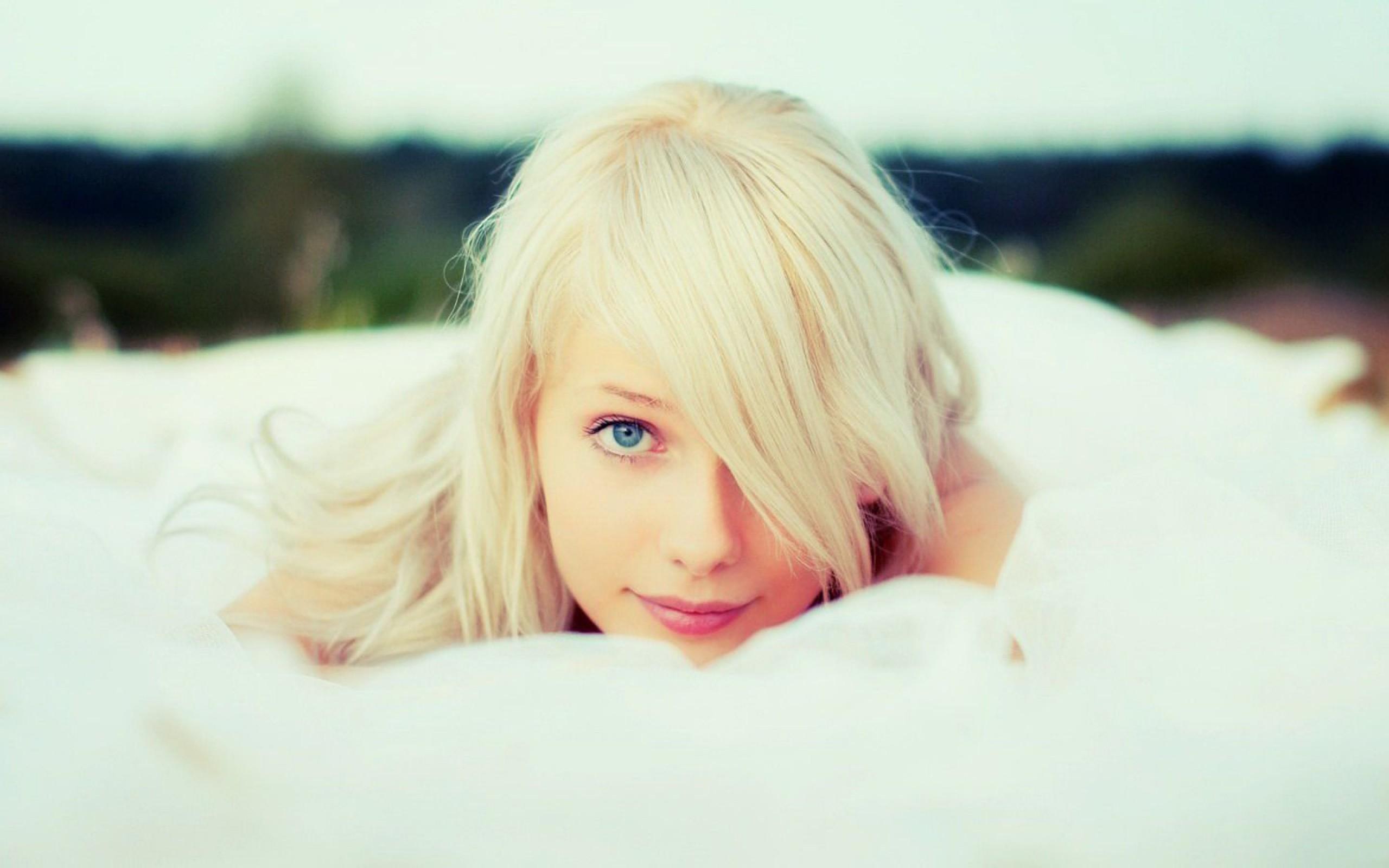 2560x1600 Beautiful Blonde Woman Wallpaperx1600