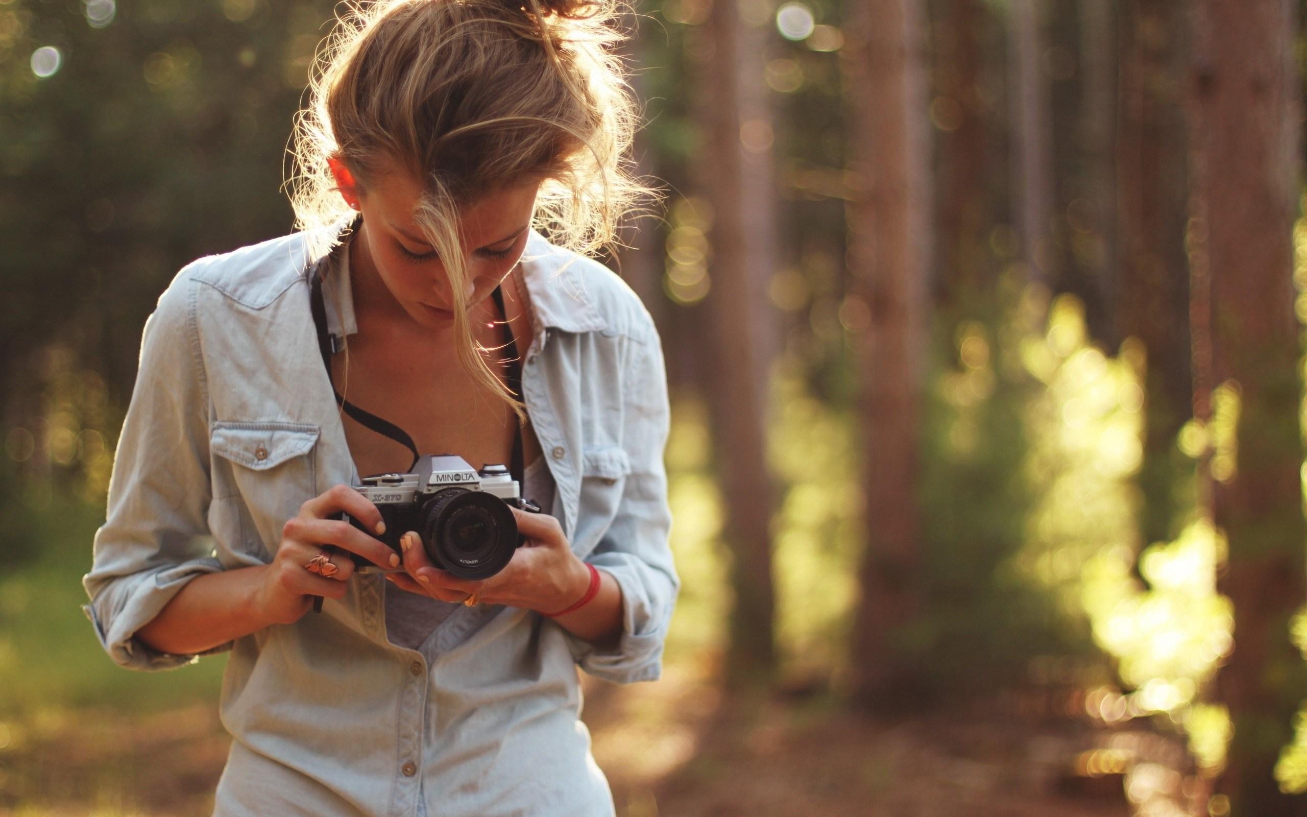 2560x1600 Blonde Girl With Camera