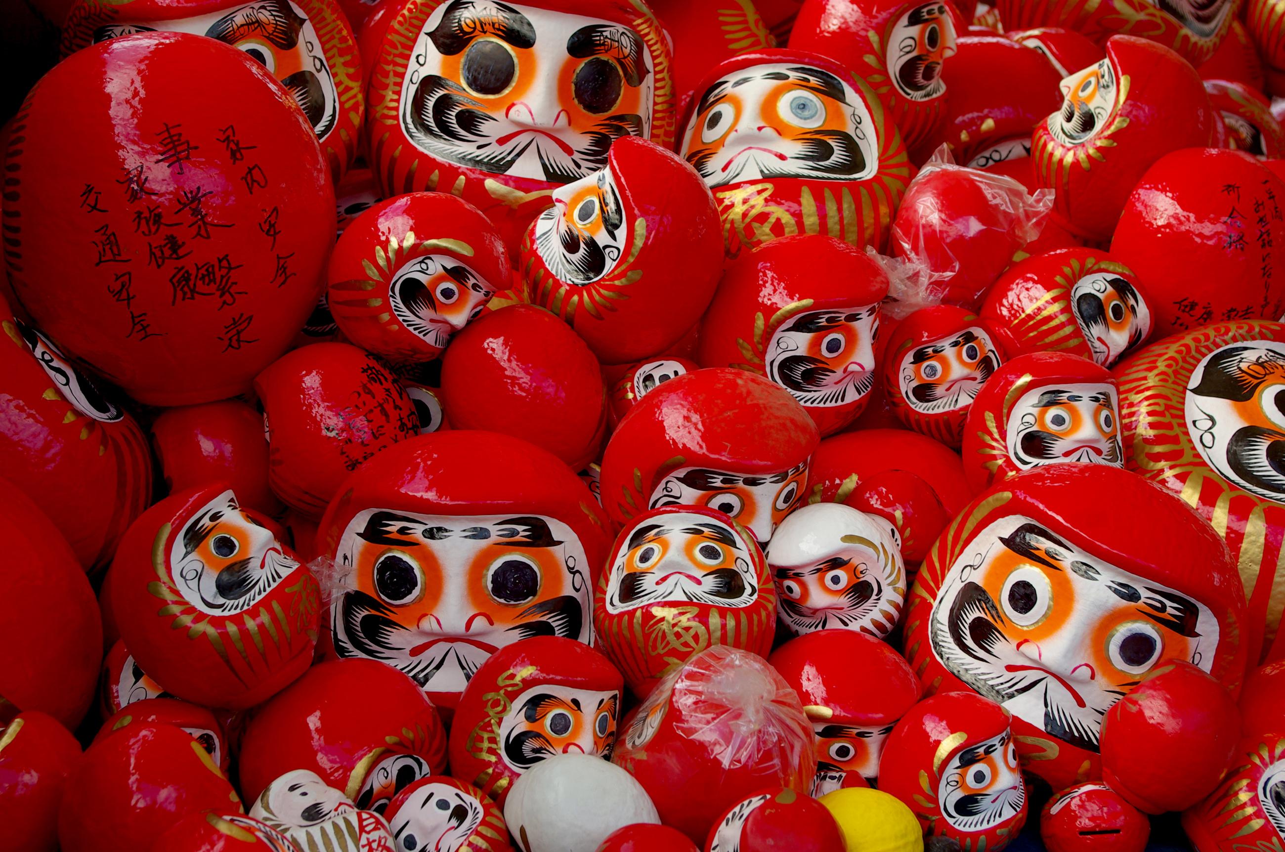 2600x1724 Daruma doll