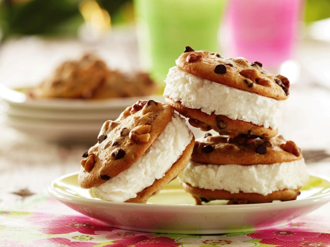 1126x844 Lovely Sweet Cookies HD Wallpaper