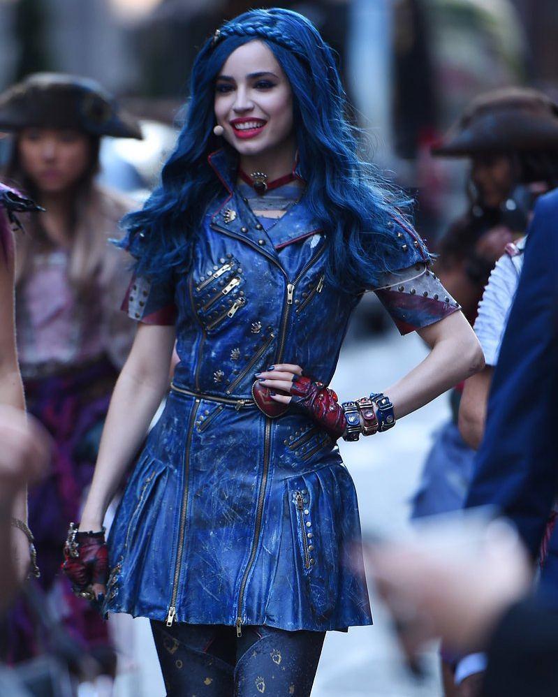 799x998 Evie