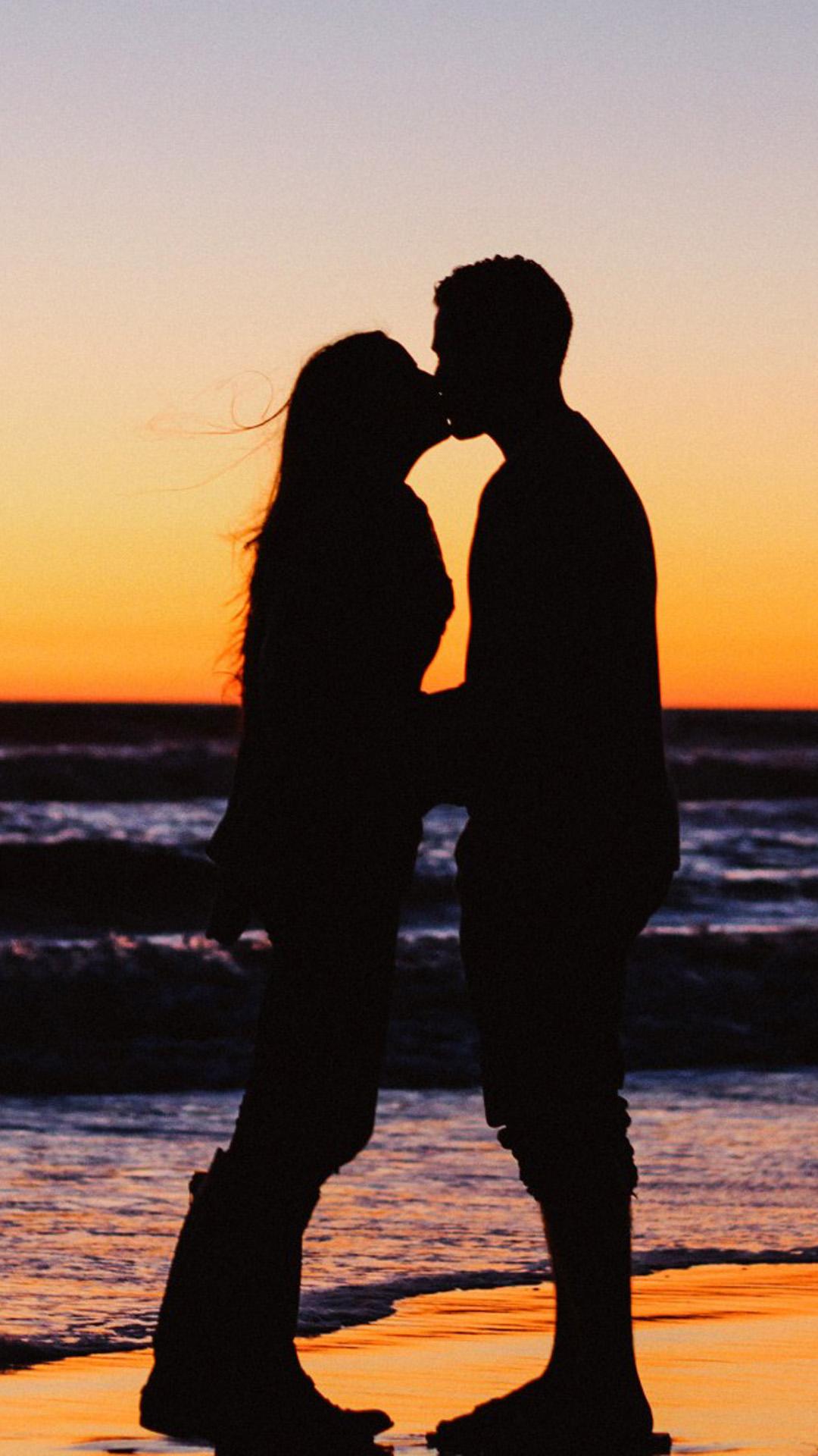 1080x1920 Couple Lovers Kissing Beach Sunset 4K Ultra HD Mobile Wallpaper