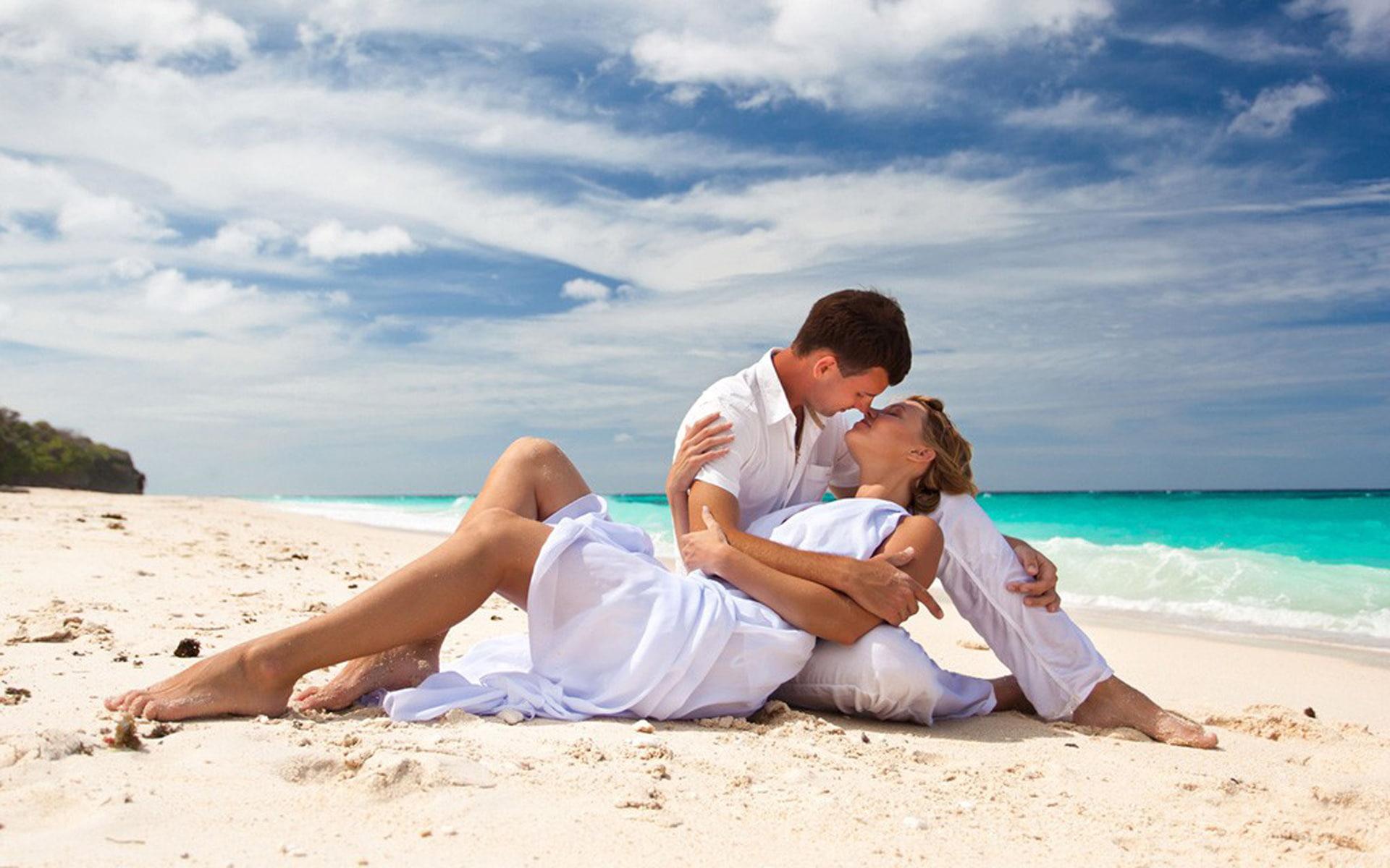 1920x1200 Couple Romantic Pics On Beach