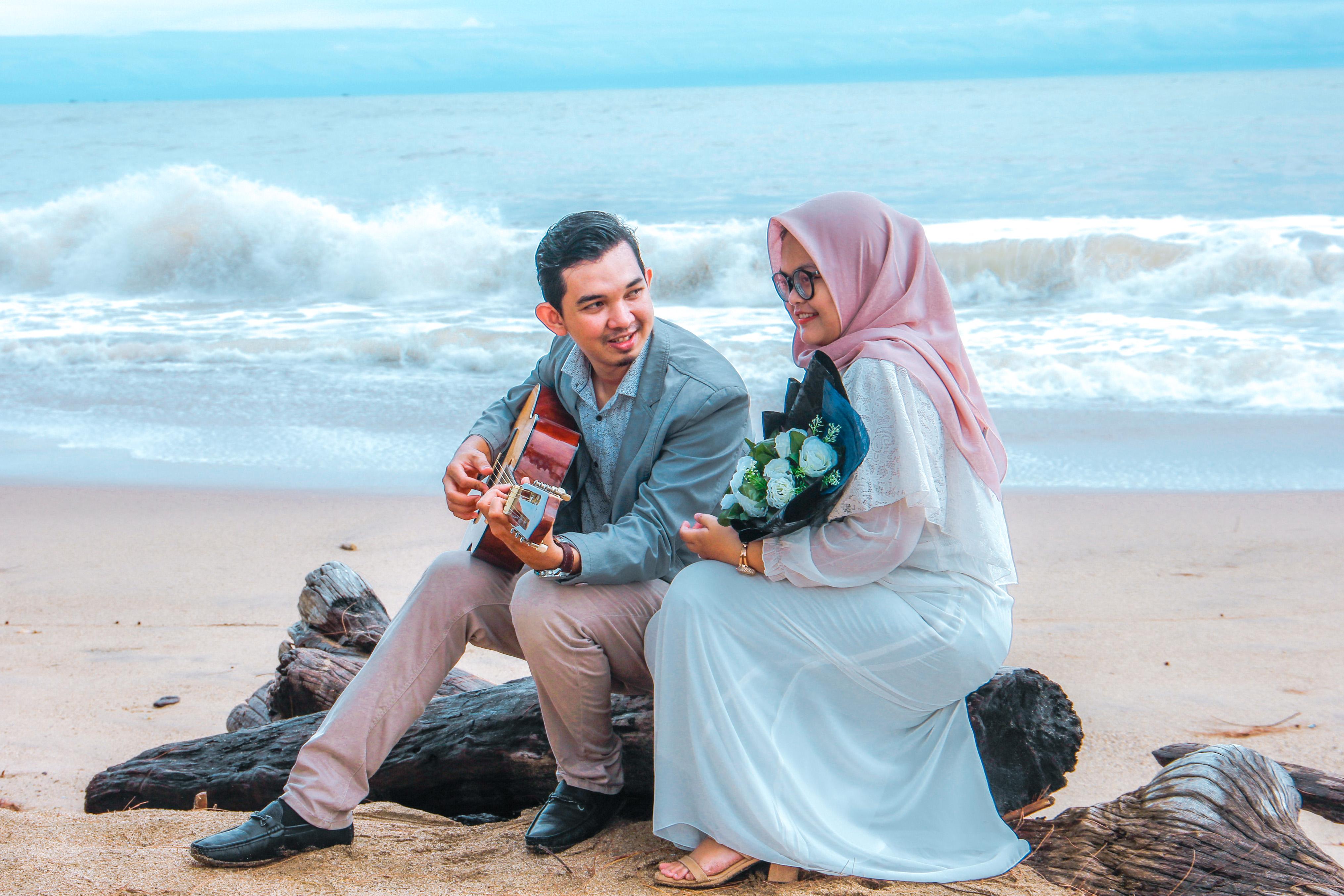 4060x2706 Muslim couple during date on beach · Free