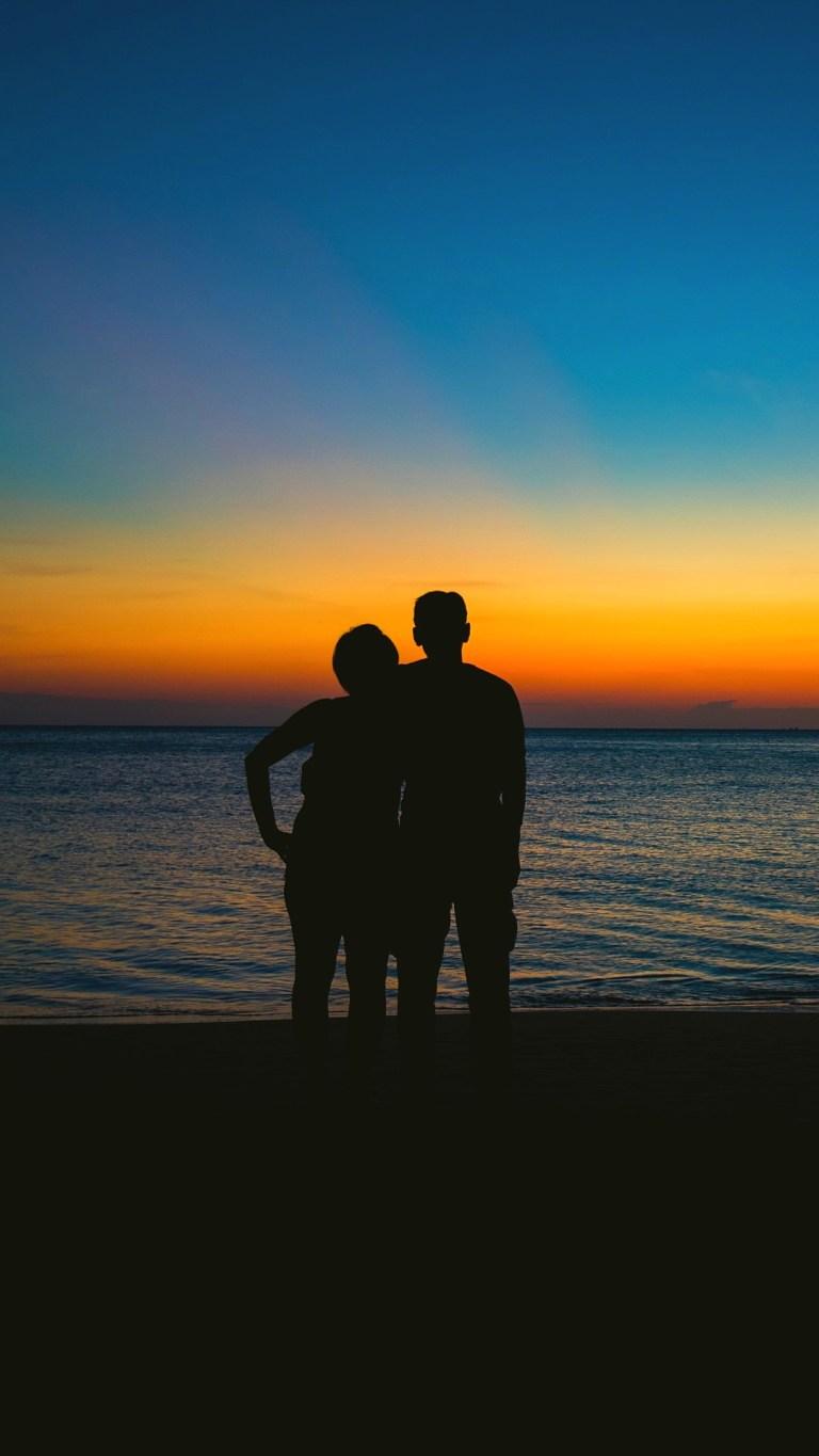 768x1365 Couples Romantic Beach Sunset iOS 14 Love HD Wallpaper