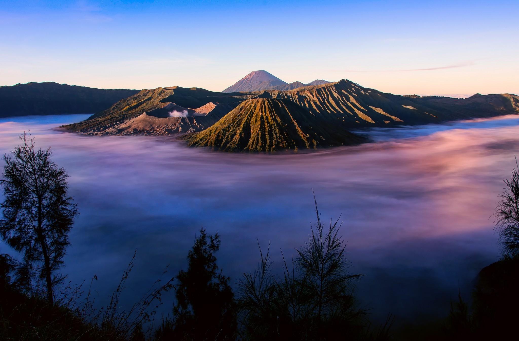 2048x1345 Mount Bromo: Breathtaking HD Wallpaper of Java's Majestic Volcanoesx1345