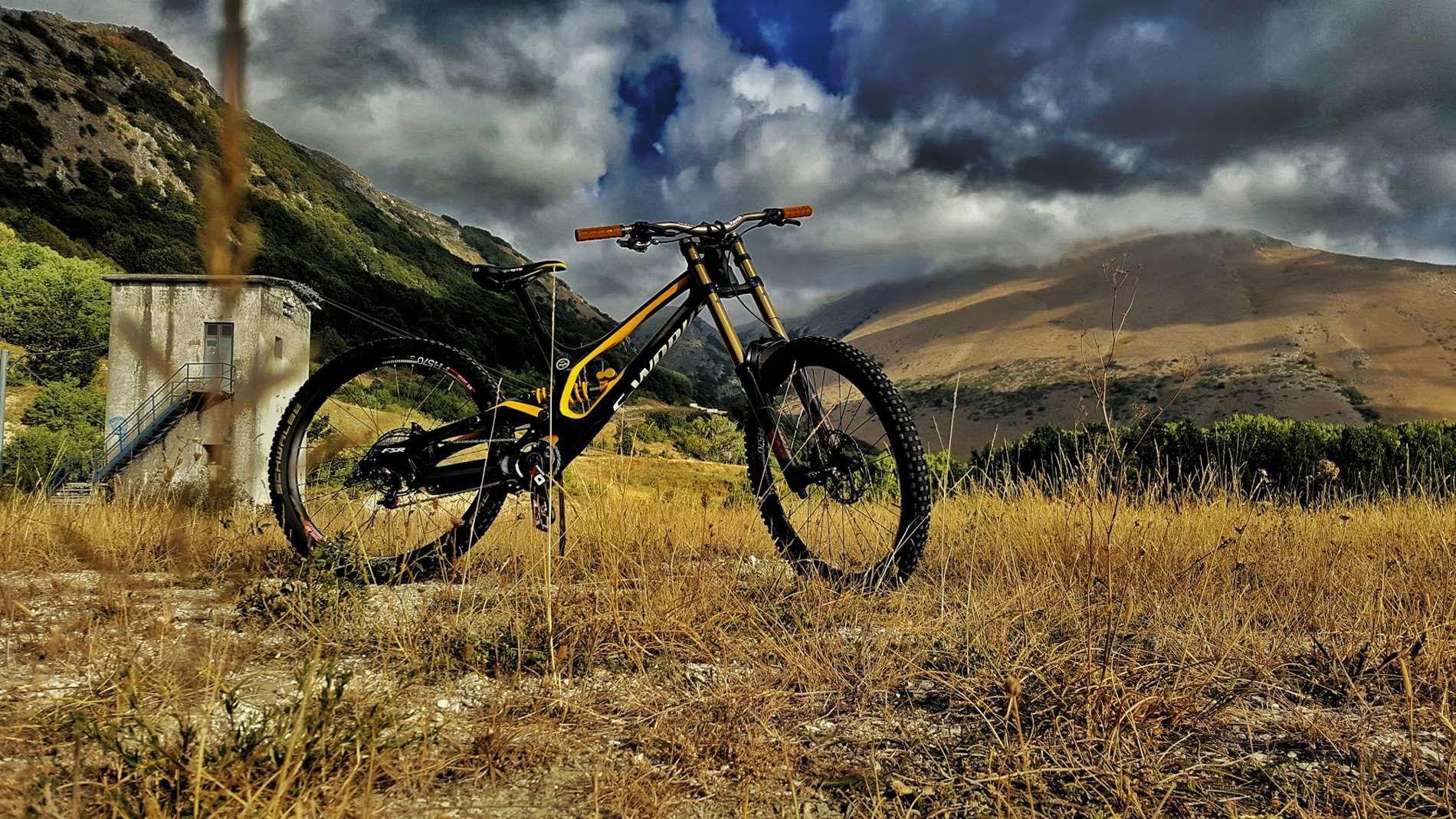 1900x1069 bicicletta #demo #downhill #mountain bike #s works #specialized. Downhill mountain biking, Downhill, Bike