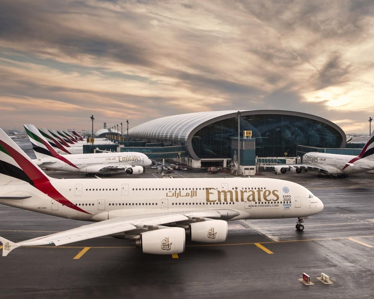 1280x1024 A number of Airbus A380 aircraft at the airport in Dubai Desktop wallpaper 1280x1024