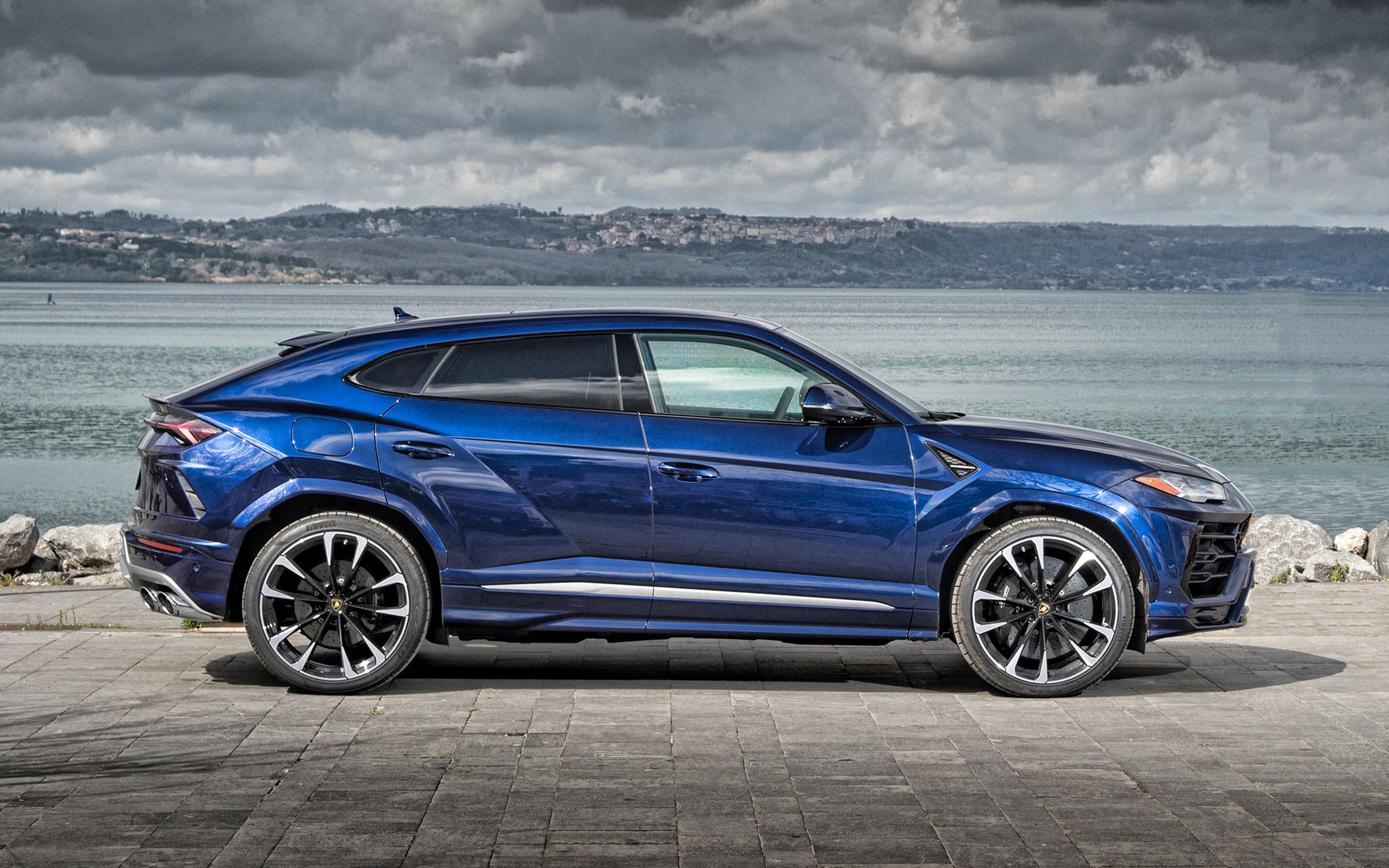 Lamborghini Urus Blue