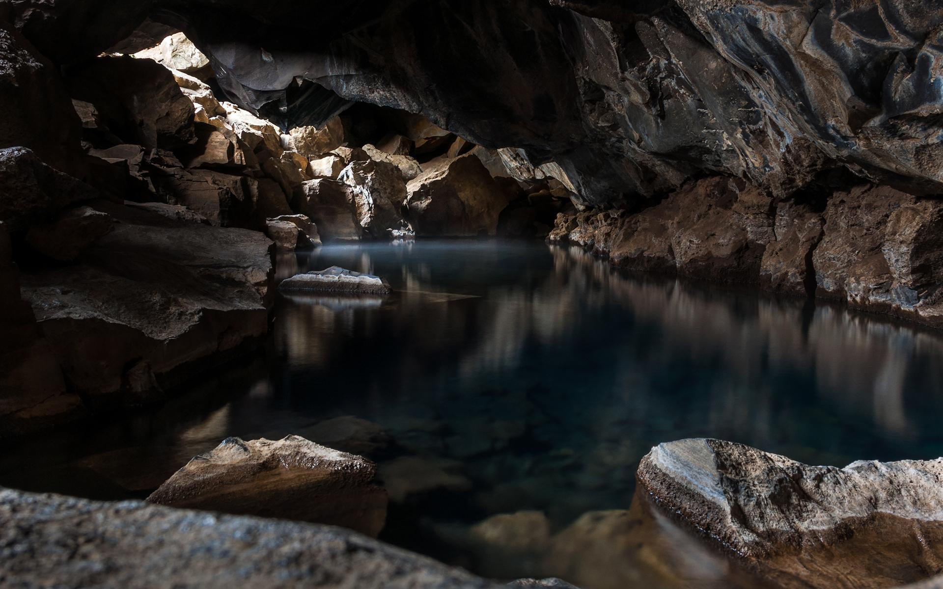 Вода в подземных реках и озерах. Подземная пещера с озером. Пещера голубое озеро Кампу-Гранди. Пещера с водой. Река в пещере.