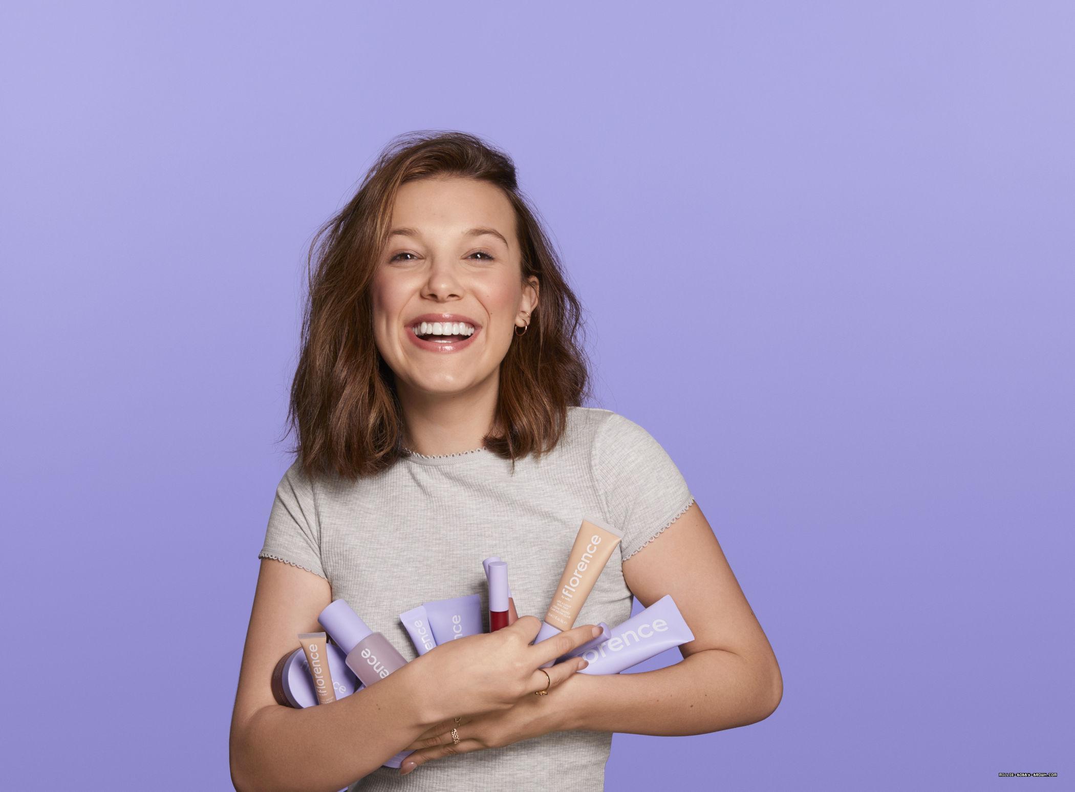 2100x1547 Millie Bobby Brown Smiling Wallpaper