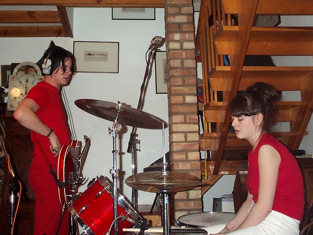 1024x768 White Stripes Live 2010