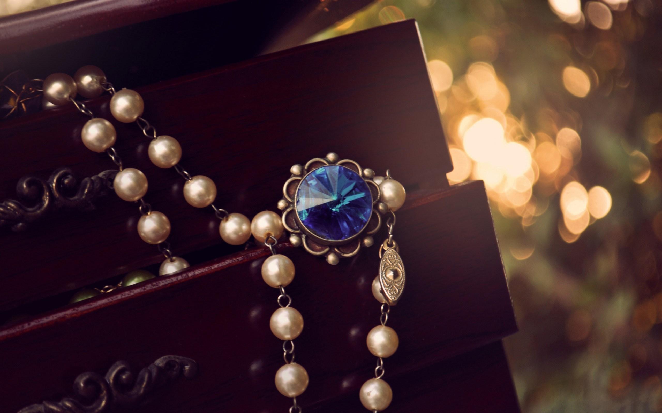 2560x1600 Jewelry Box Necklace Pendant
