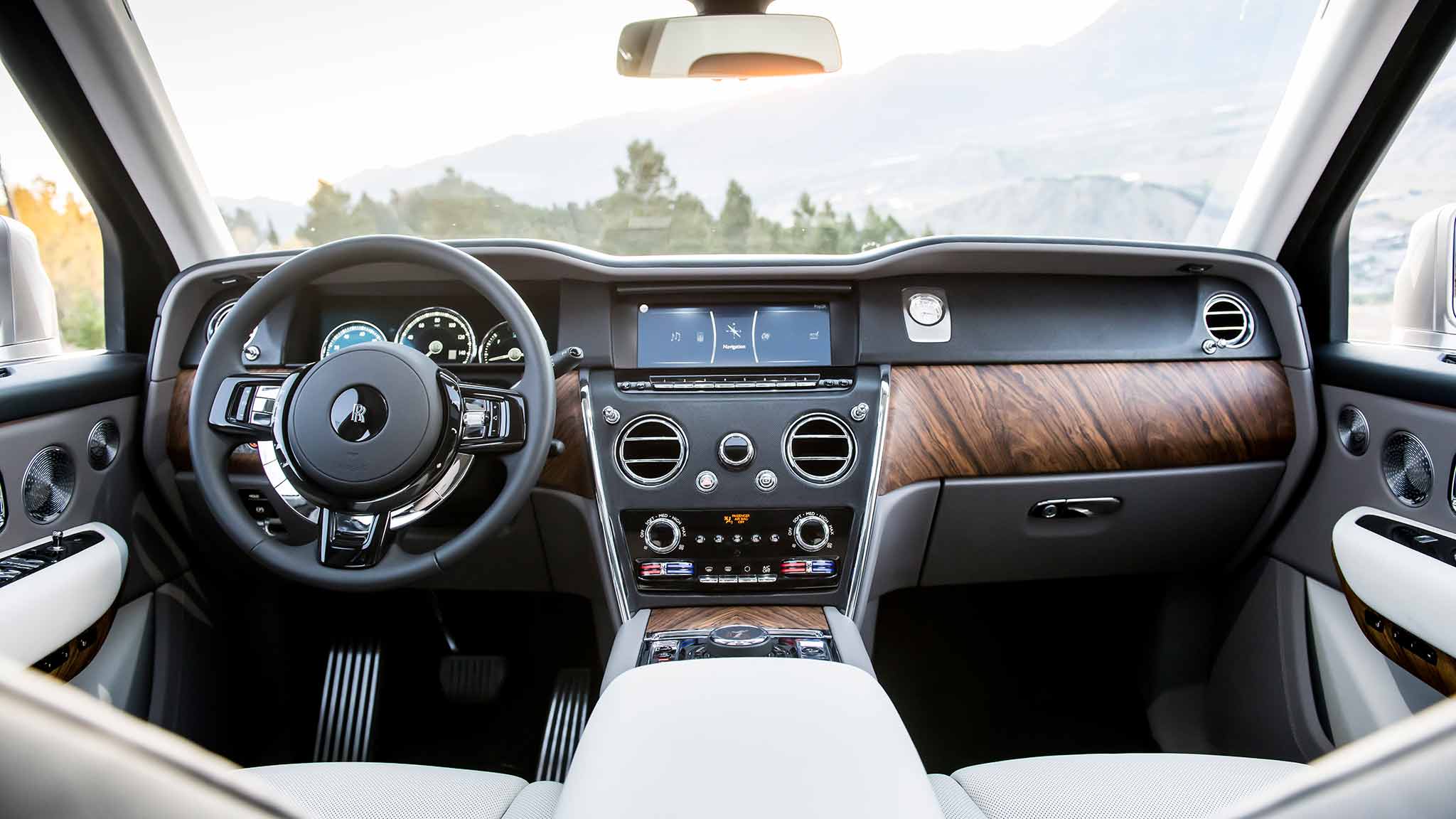 2048x1152 Rolls Royce Cullinan (Color: White Sands) Interior Wallpaper (81)