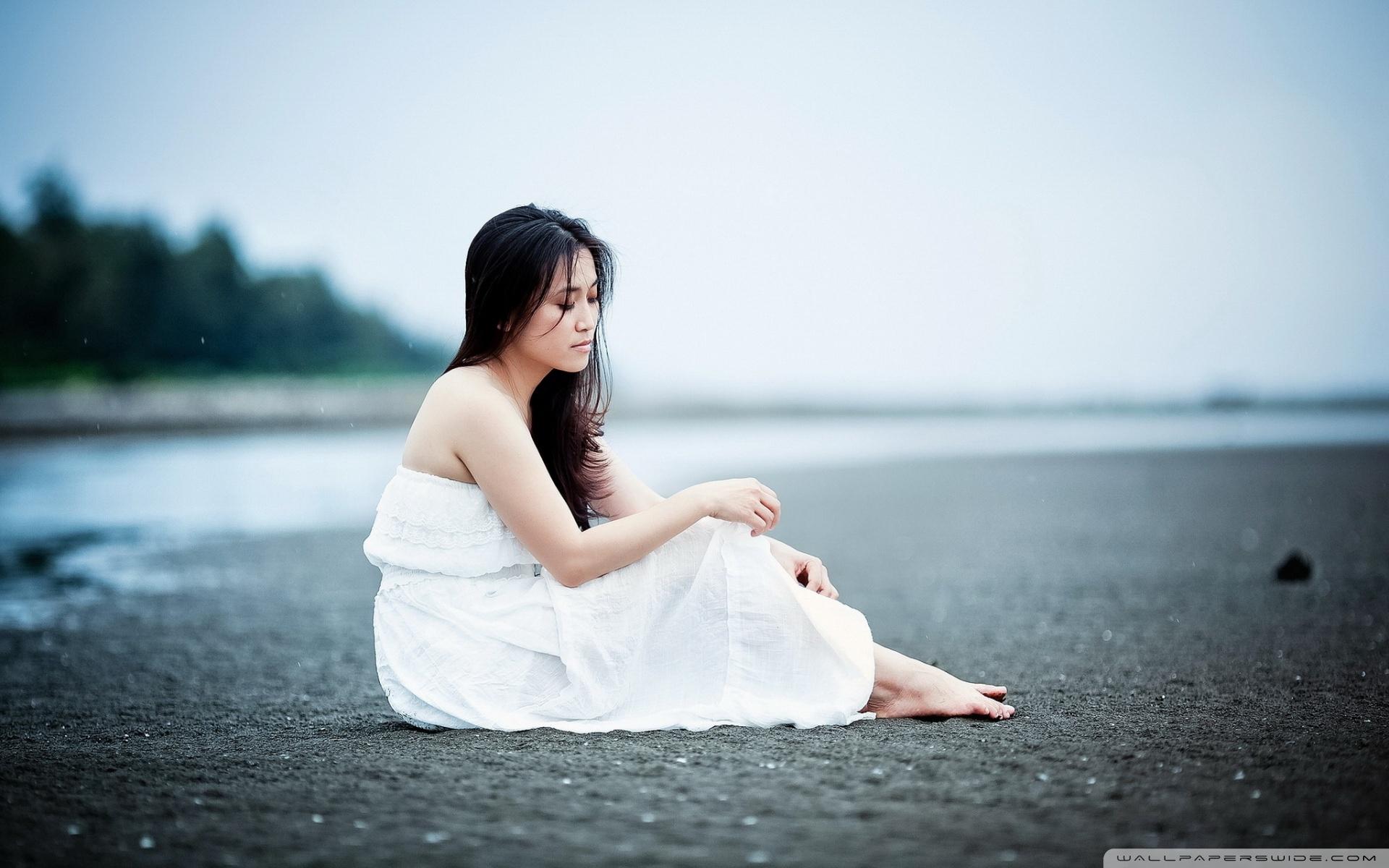 1920x1200 Girl Sitting On The Beach Ultra HD Desktop Background Wallpaper for 4K UHD TV : Tablet