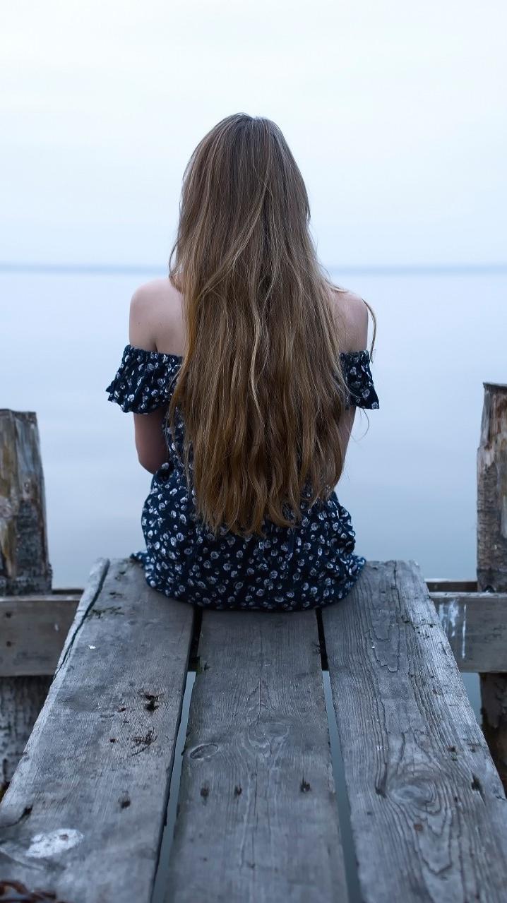 718x1279 Girl Sitting Alone Wallpaper IPhone Wallpaper Wallpaper : IPhone Wallpaper