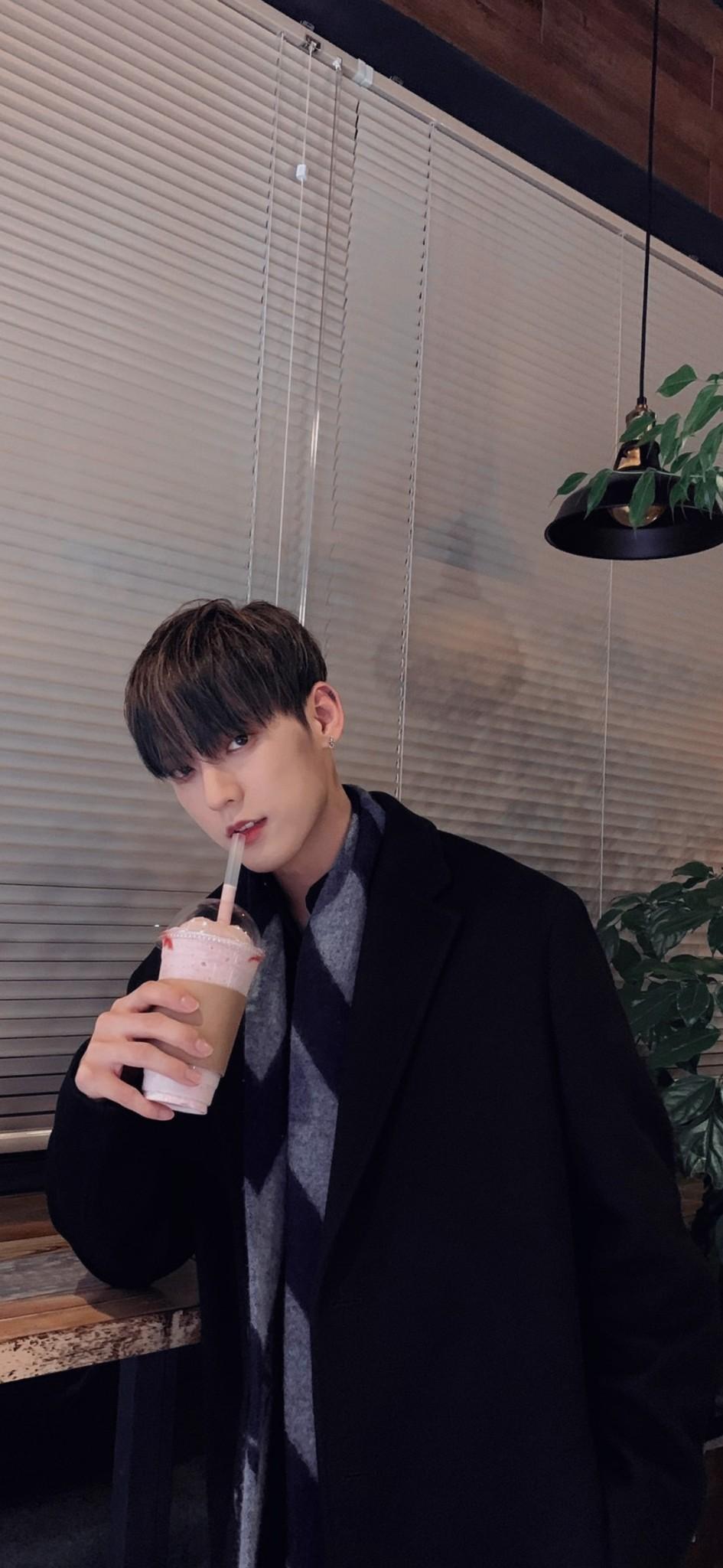 945x2048 lee minhyuk lockscreen