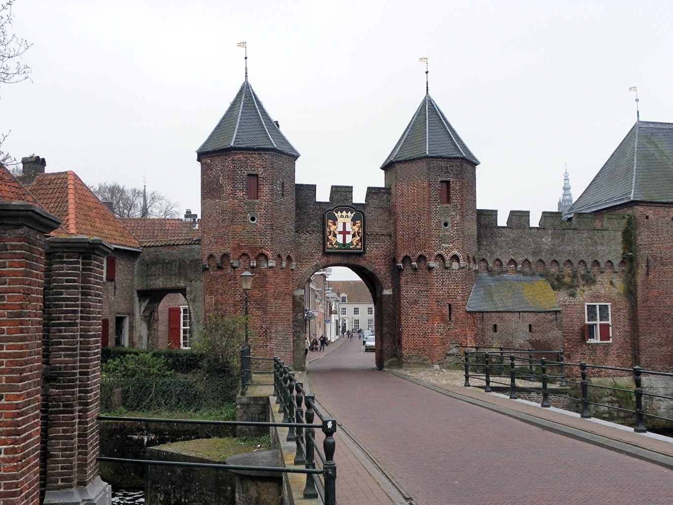 1365x1024 Wallpaper Netherlands Koppelpoort medieval gate in the Dutch city