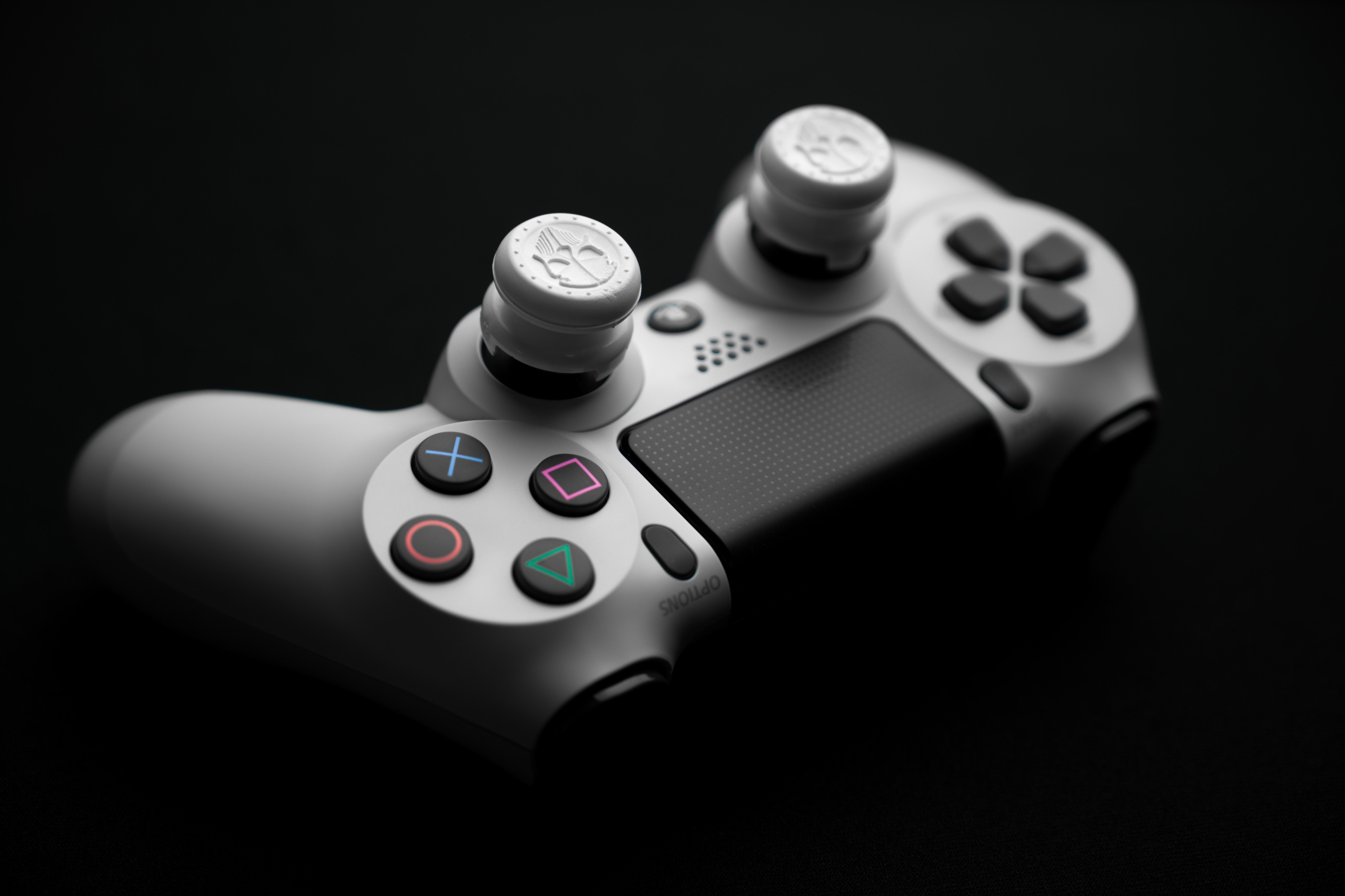 8192x5461 White Xbox One Game Controller · Free