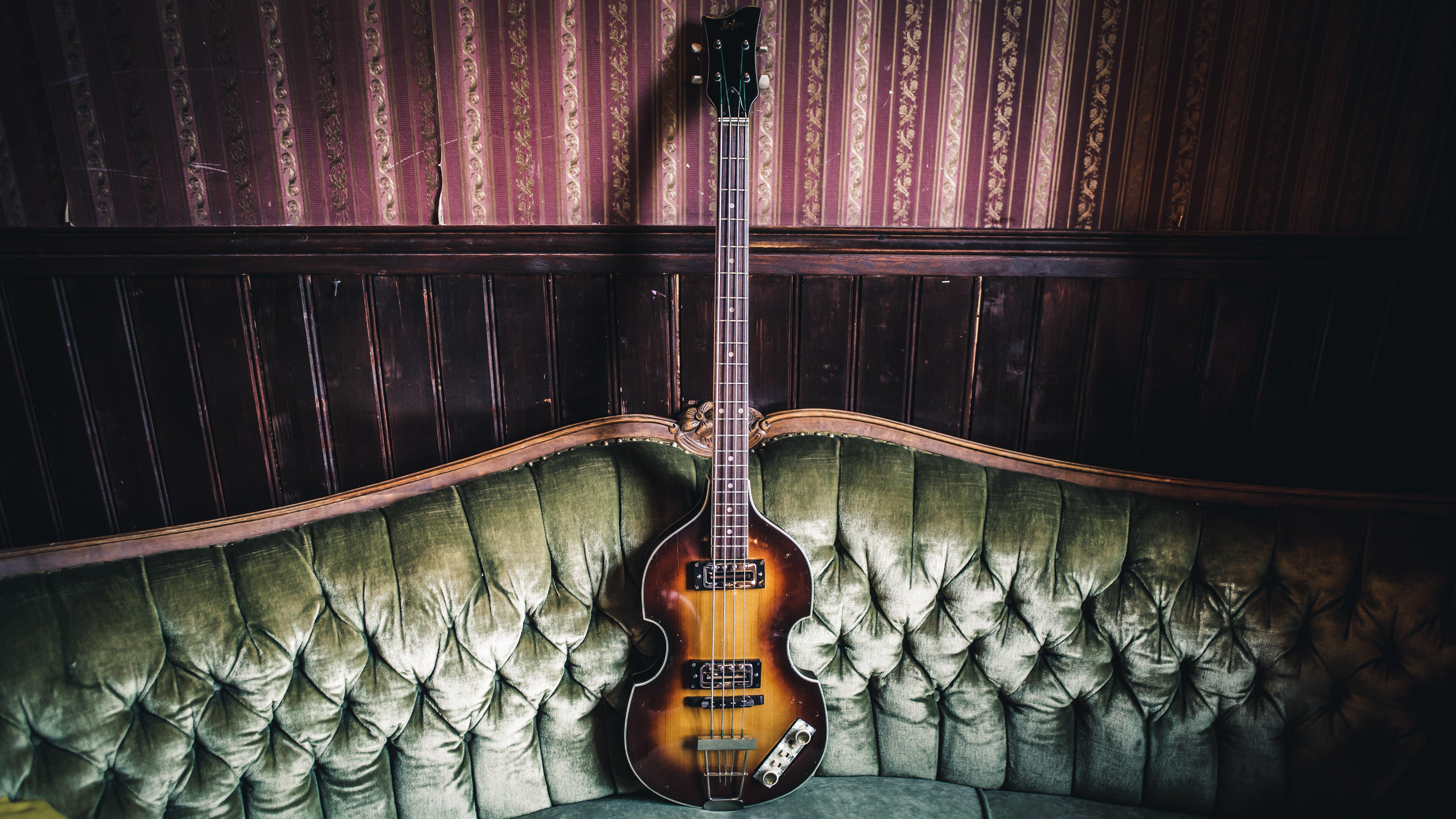 5616x3159 Höfner Violin Bass 4K wallpaper
