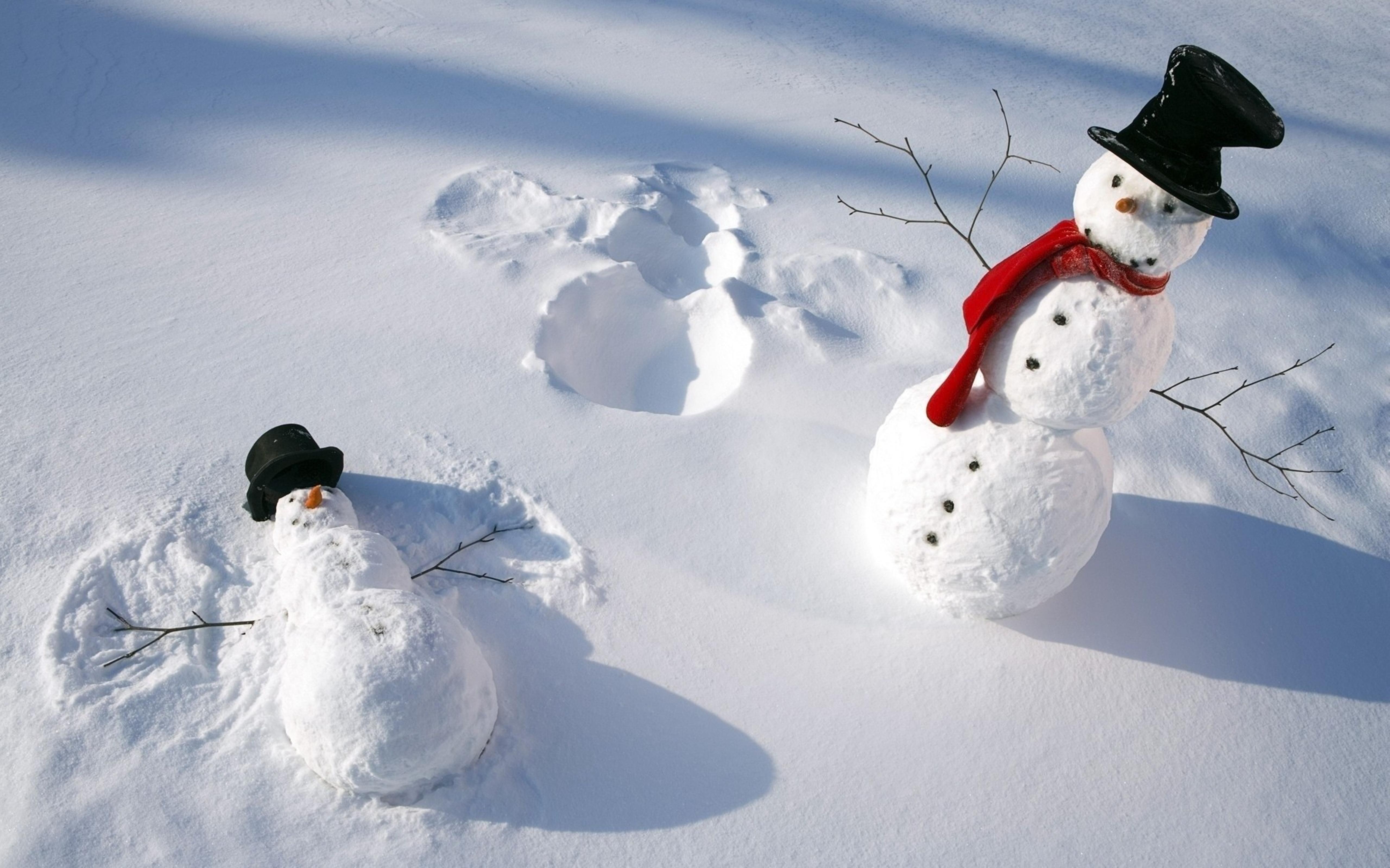 5120x3200 Funny snowmen play in the snow white winter wallpaper