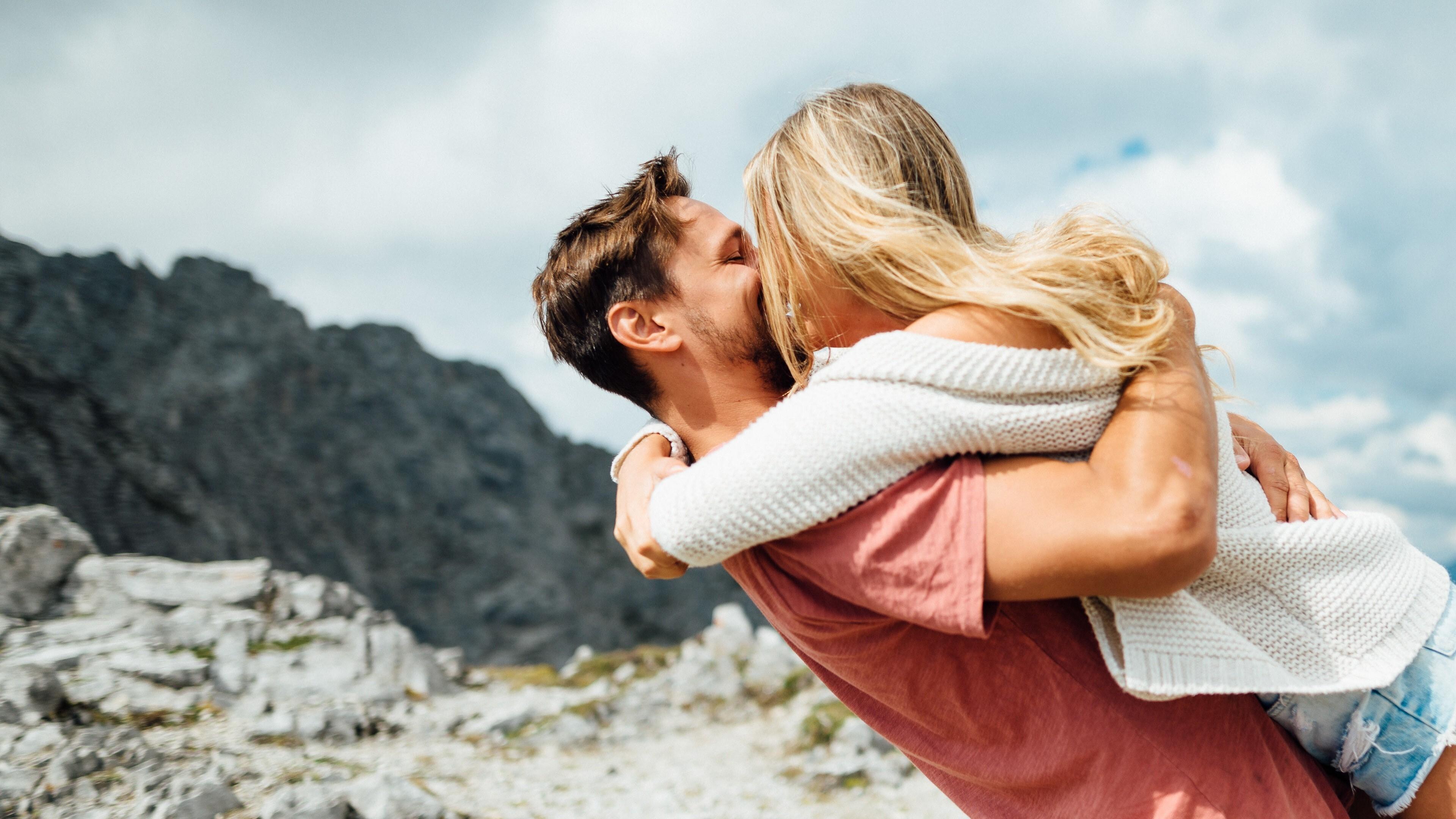 3840x2160 Energetic Couple Hug 4K Wallpaper