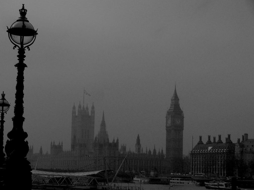 1024x768 Foggy Old London