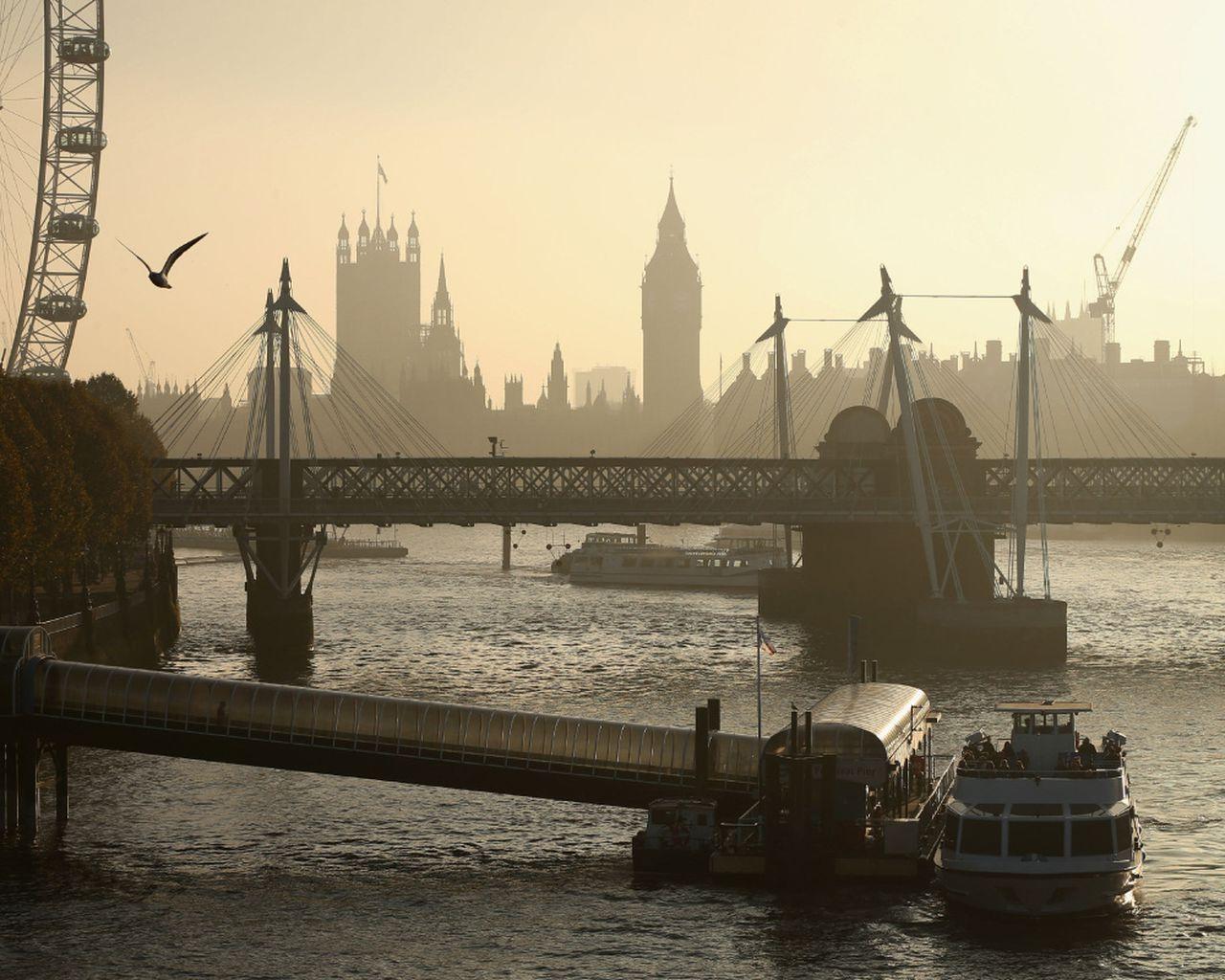 1280x1024 The romance and reality of London's fog