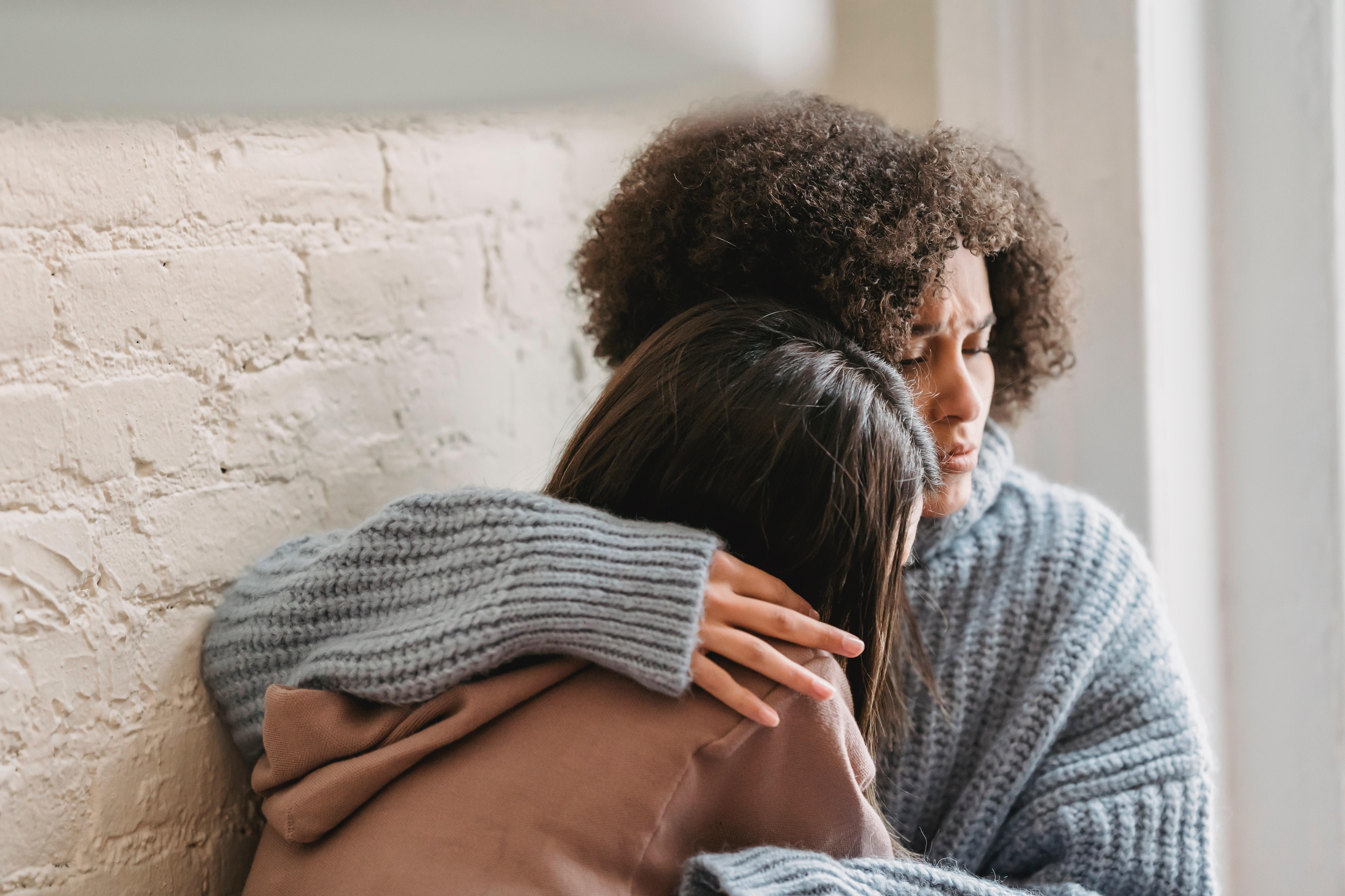 6000x4000 Sad women hugging at home · Free