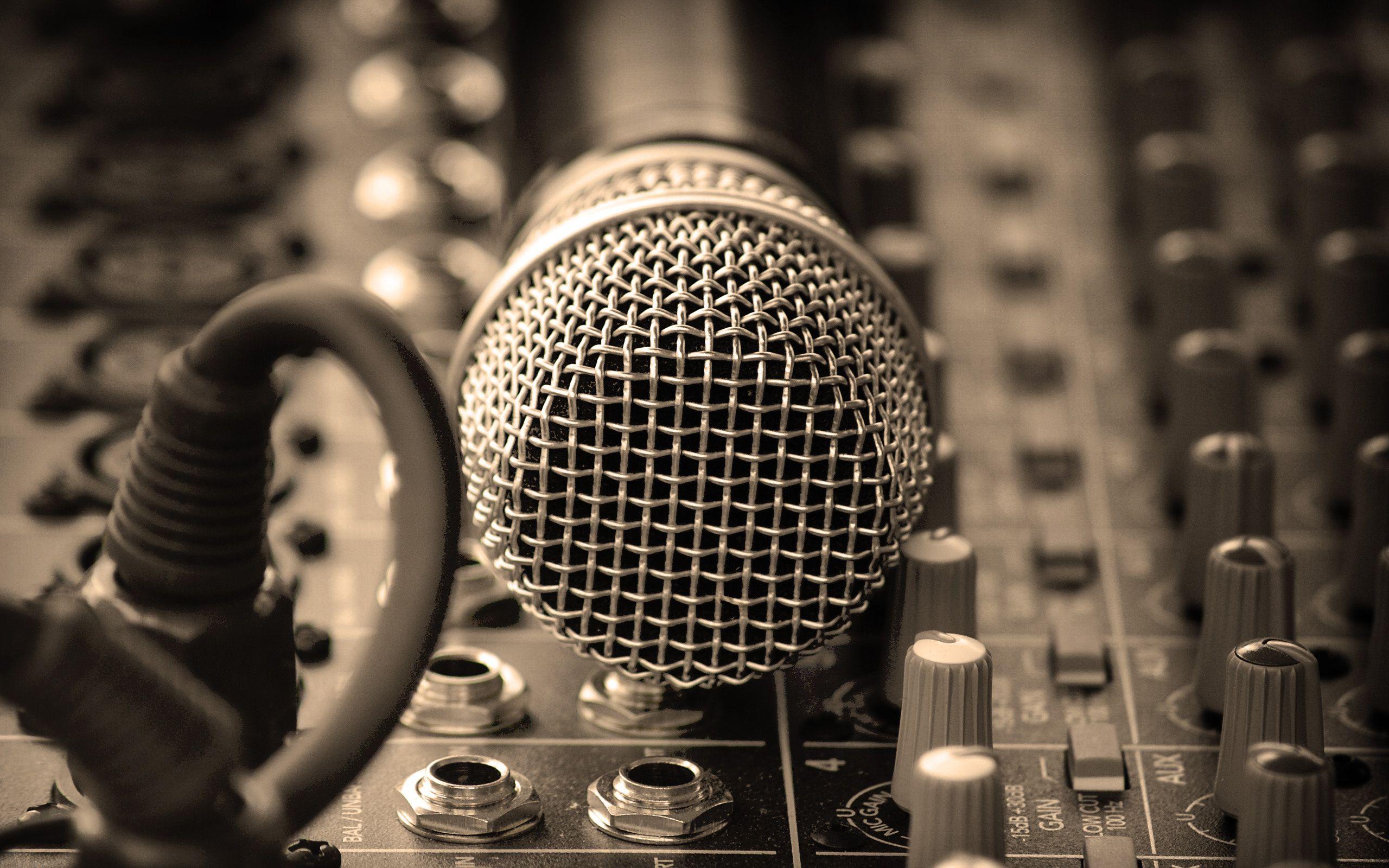 2560x1600 Microphone Wallpaper