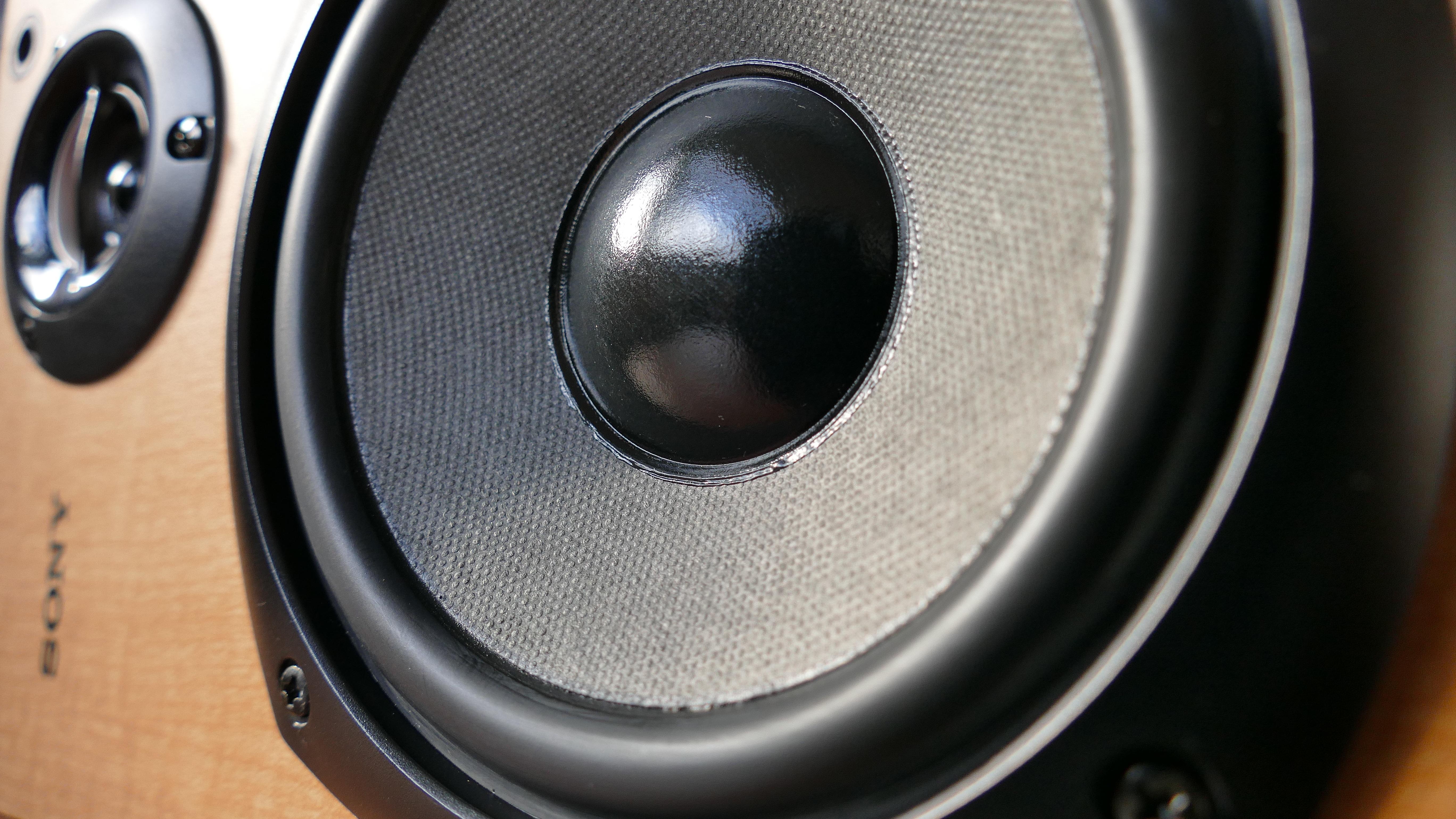 5472x3080 Closed Up Photography of Brown Wooden Framed Sony Speaker · Free