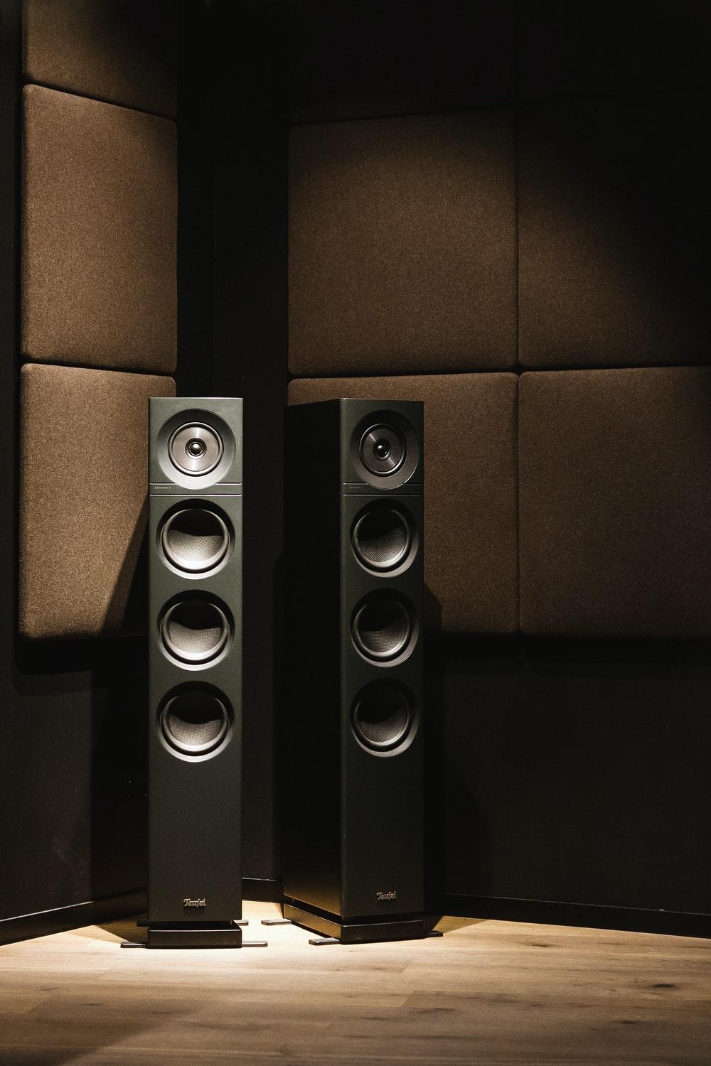 1000x1500 Speaker Picture [HD]. Download Free Image