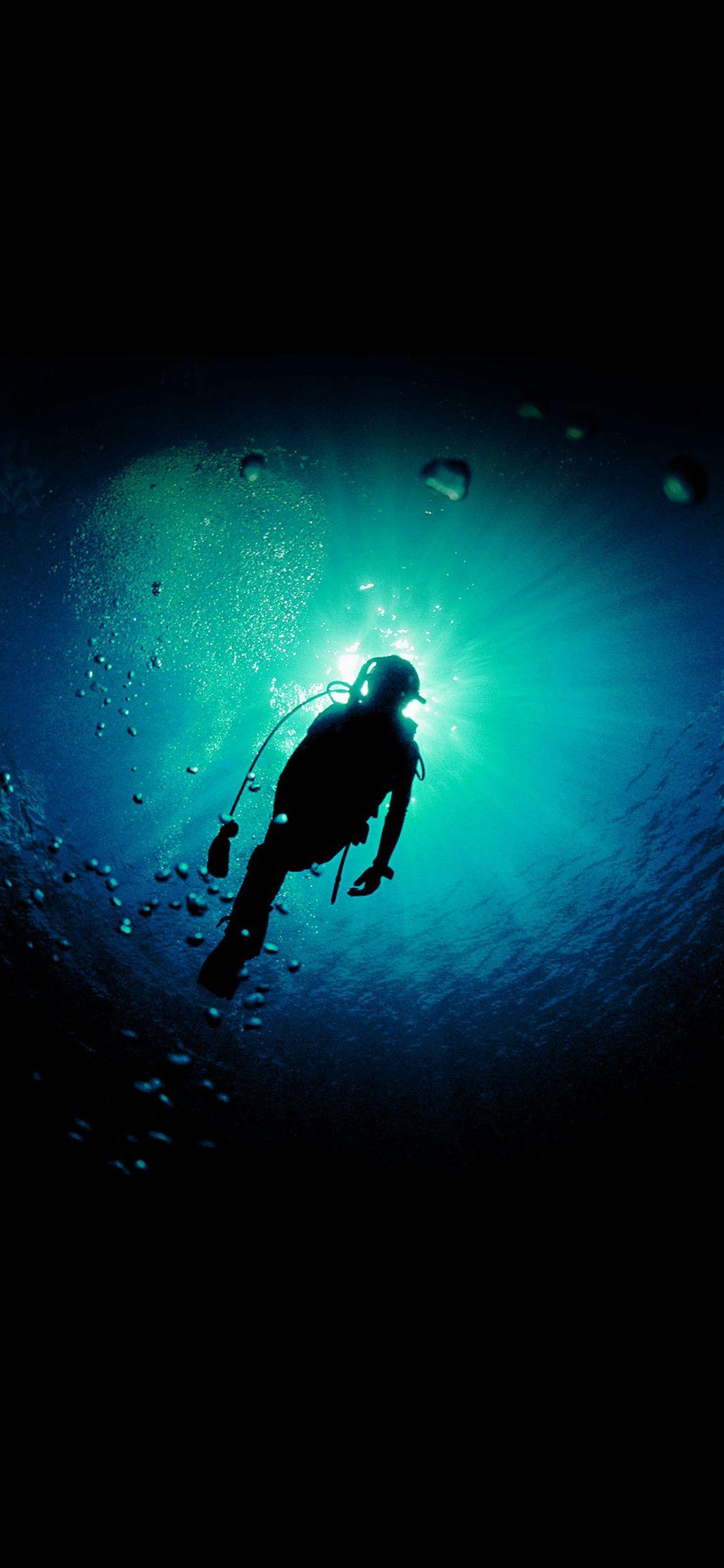 1125x2436 Diving Wallpaper