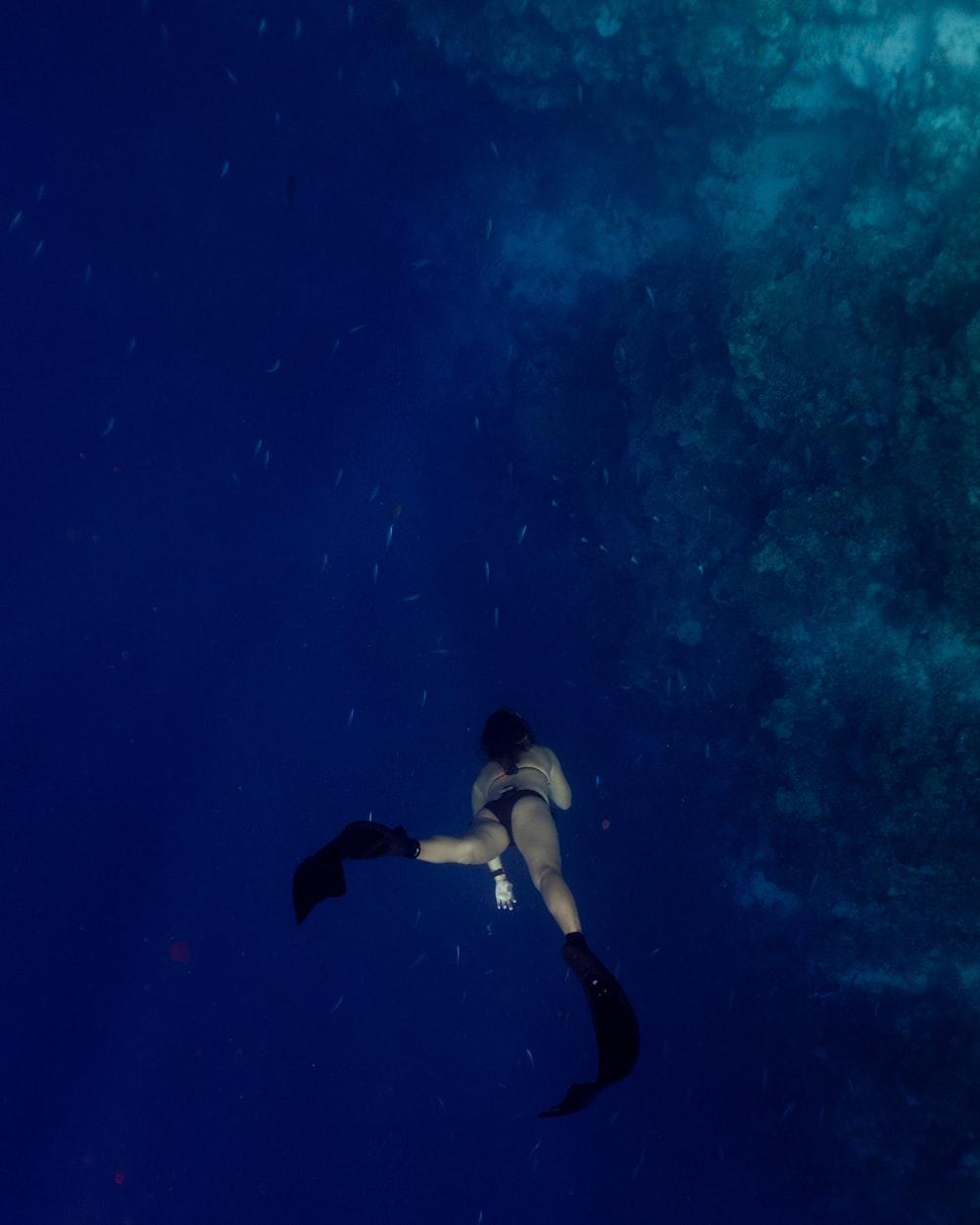 1000x1250 underwater photography of person photo