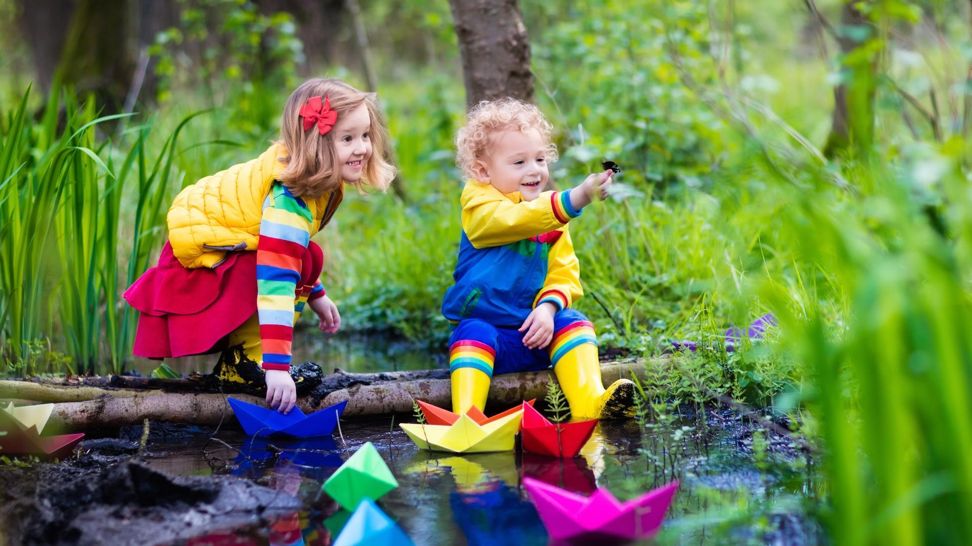 1920x1080 Children playing in the water with paper boats