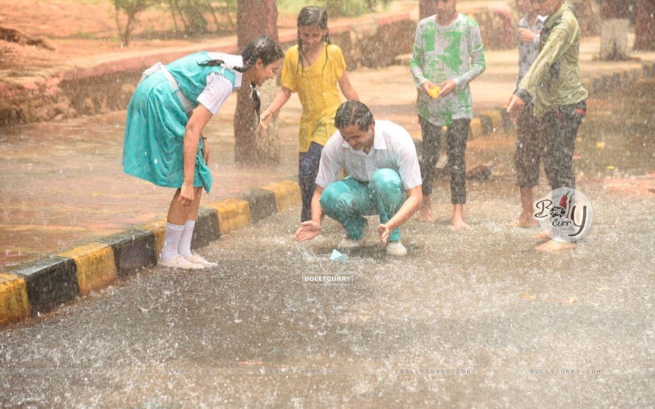 1280x800 Wallpaper and Sameer playing in rain in dreams in Yeh Un Dinon Ki Baat Hai size:1280x800