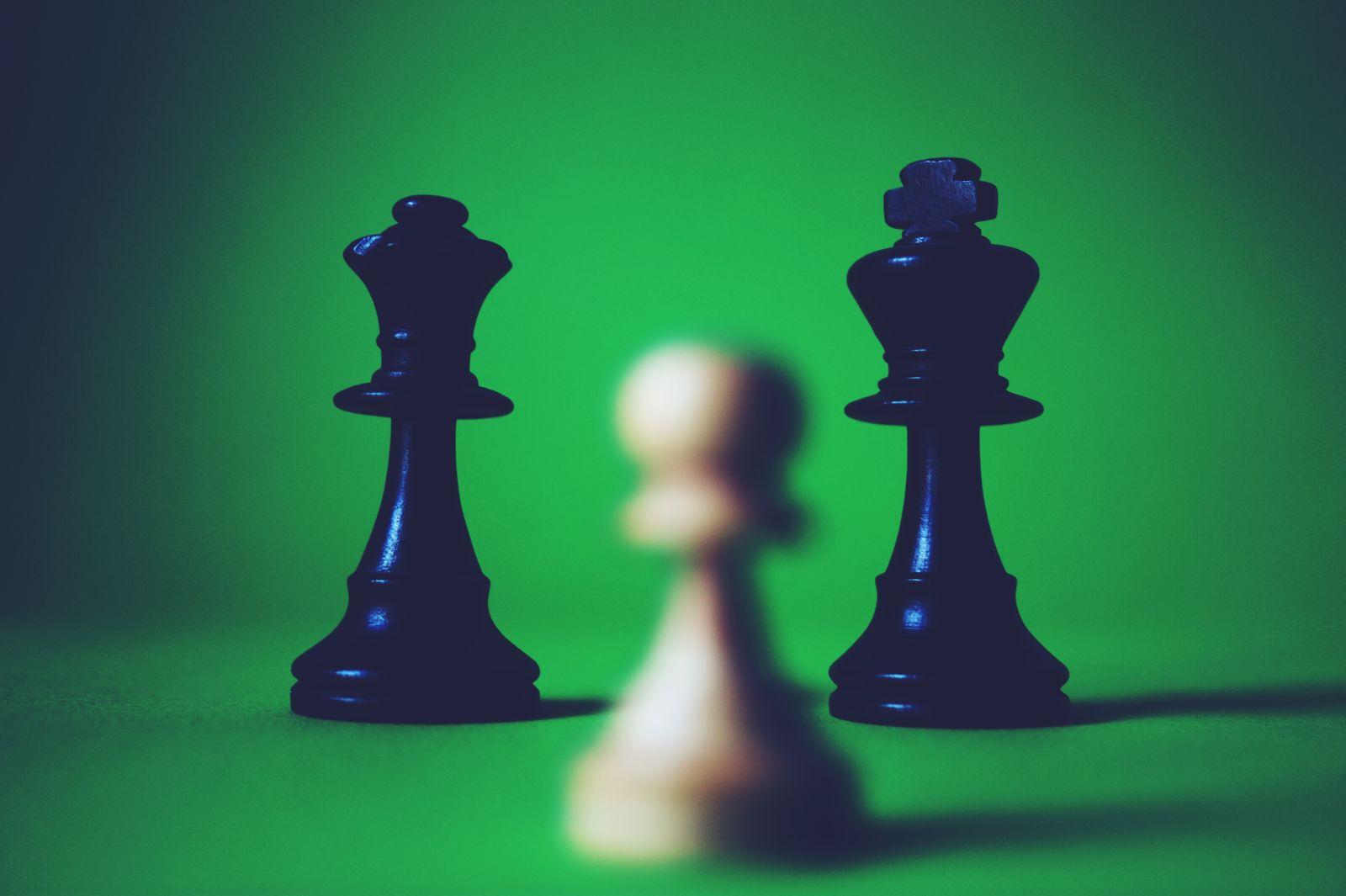 1600x1065 Chess Pieces King And Pawn