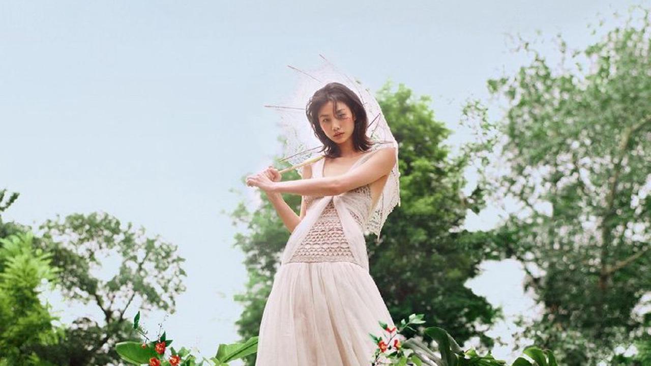 1280x720 Hoyeon Jung Captivates in Chanel Fashions for Vogue Korea