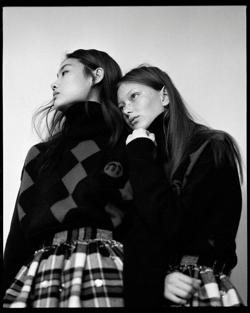 800x1000 Adut Akech, Hoyeon Jung & Sara Grace Wallerstedt Are Lensed By Peter Ash Lee For Vogue Korea May 2018