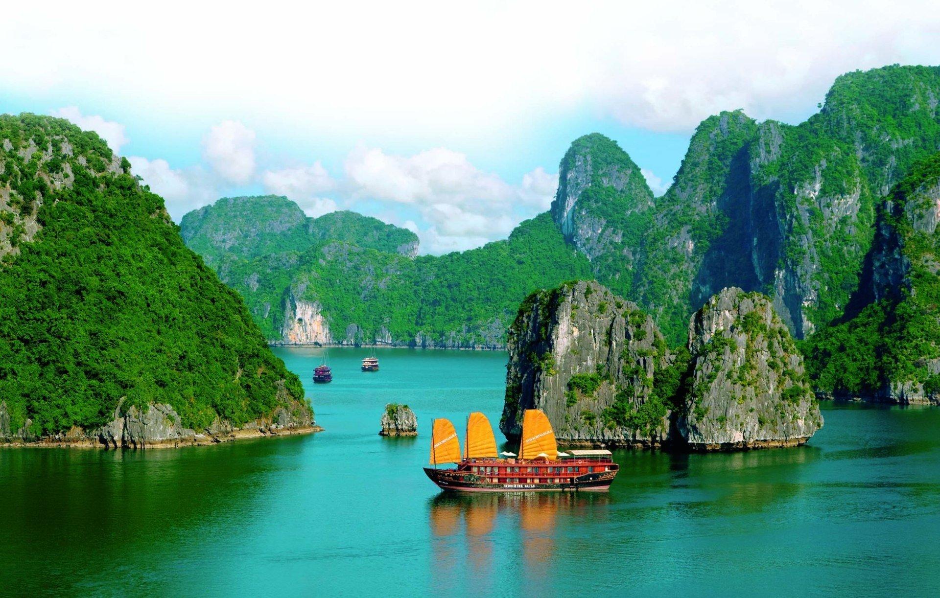 1920x1222 Ha Long Bay in Vietnam HD Wallpaper