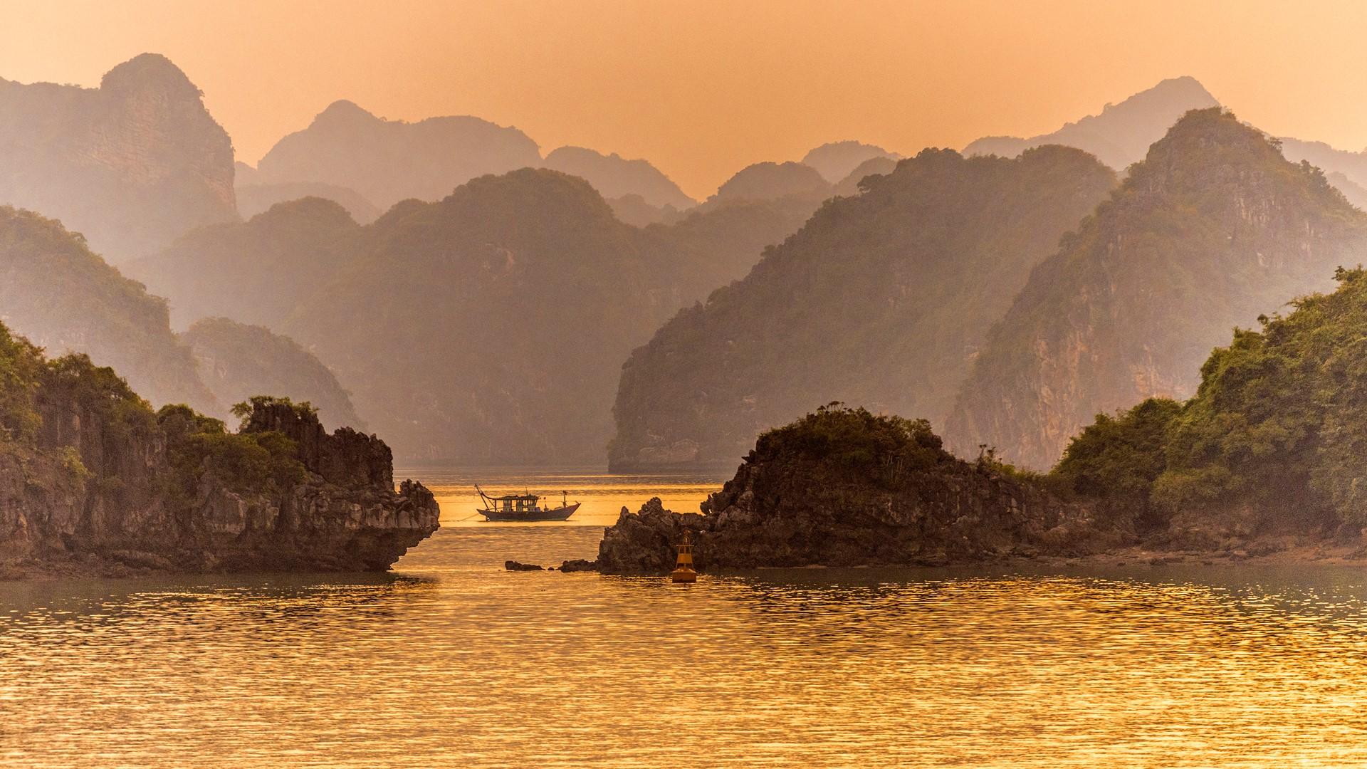 1920x1080 Ha Long Bay at sunset, Quảng Ninh province, Vietnam. Windows 10 Spotlight Image