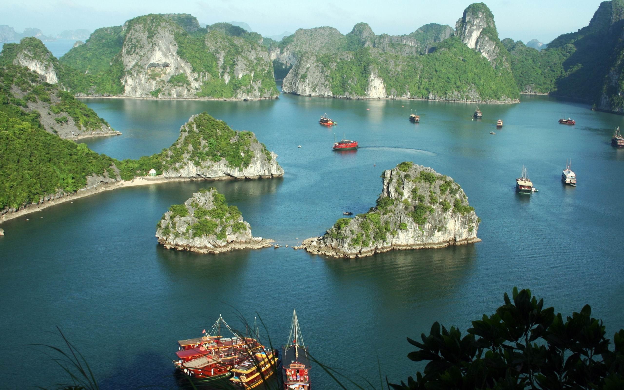 2560x1600 Ha Long Bay Vietnam City Travel Photography Wallpaper