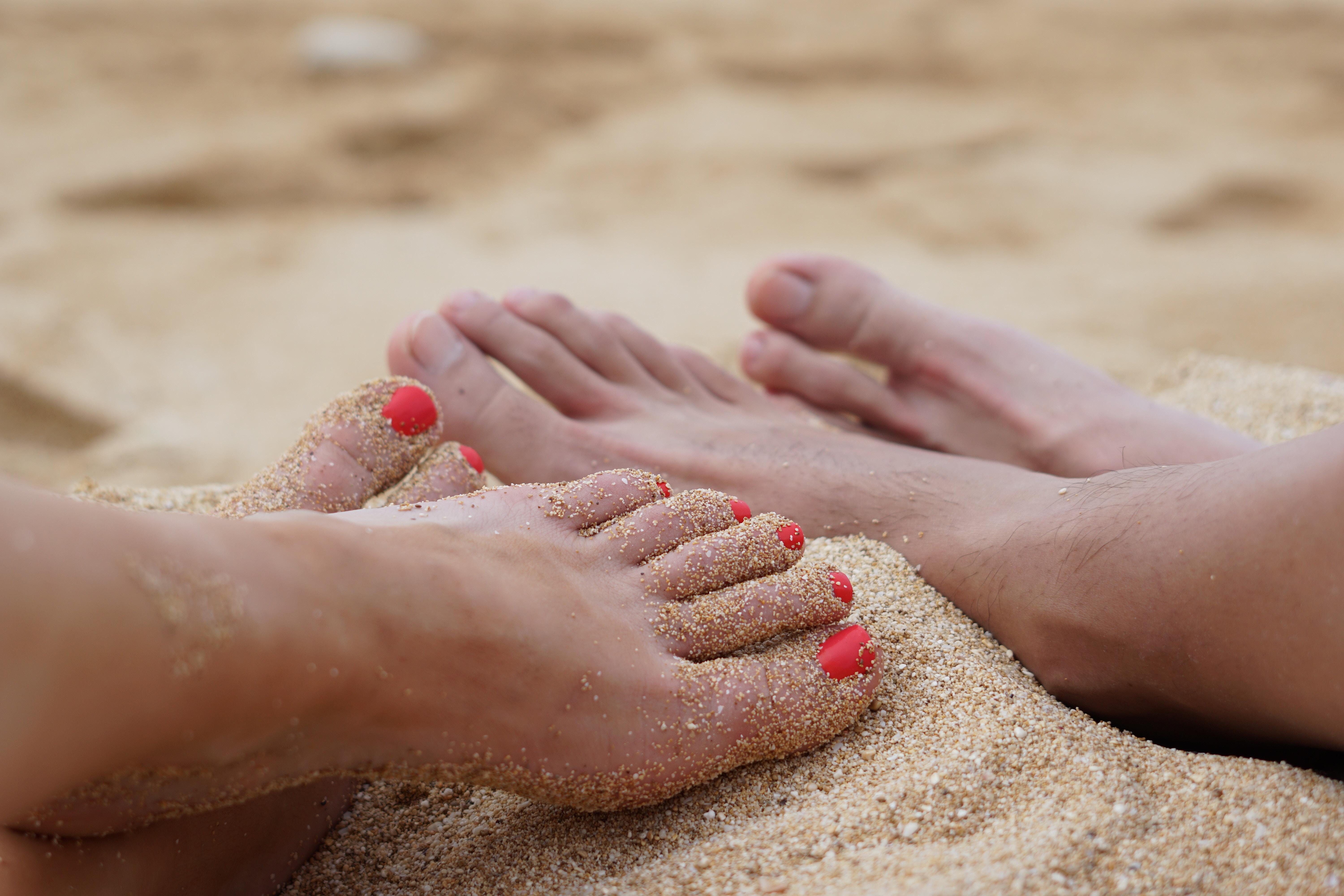 Holiday feet. Пляжный педикюр. Ноги на пляже. Женские стопы. Красивые женские ступни.