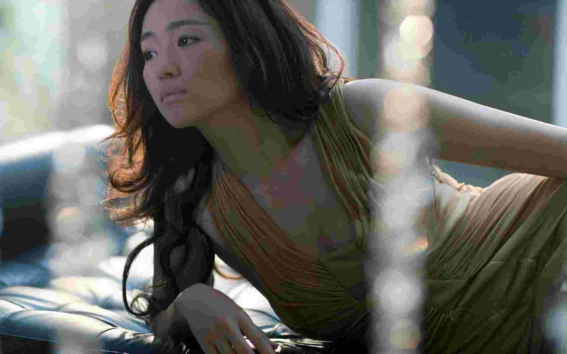 1920x1200 Gong Li Wallpaper