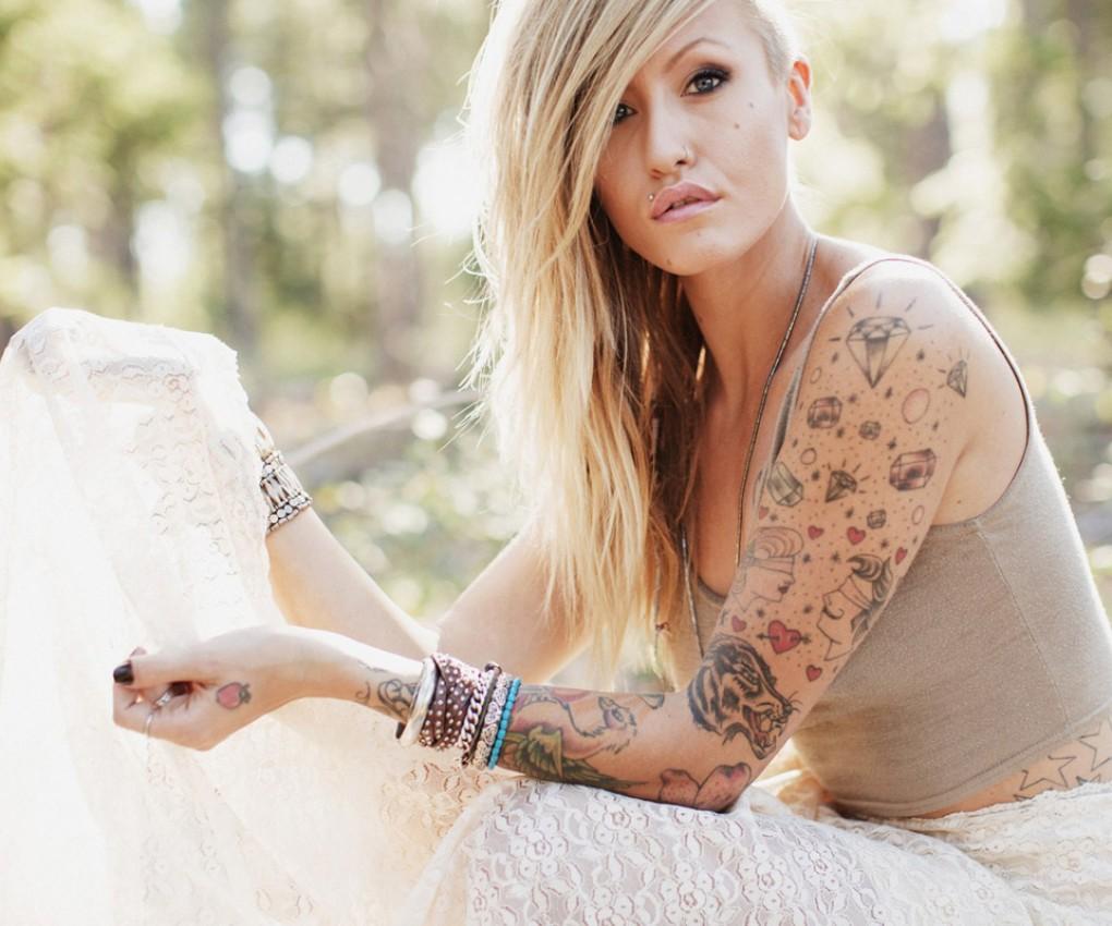 1020x850 Tattooed Women Wallpaper