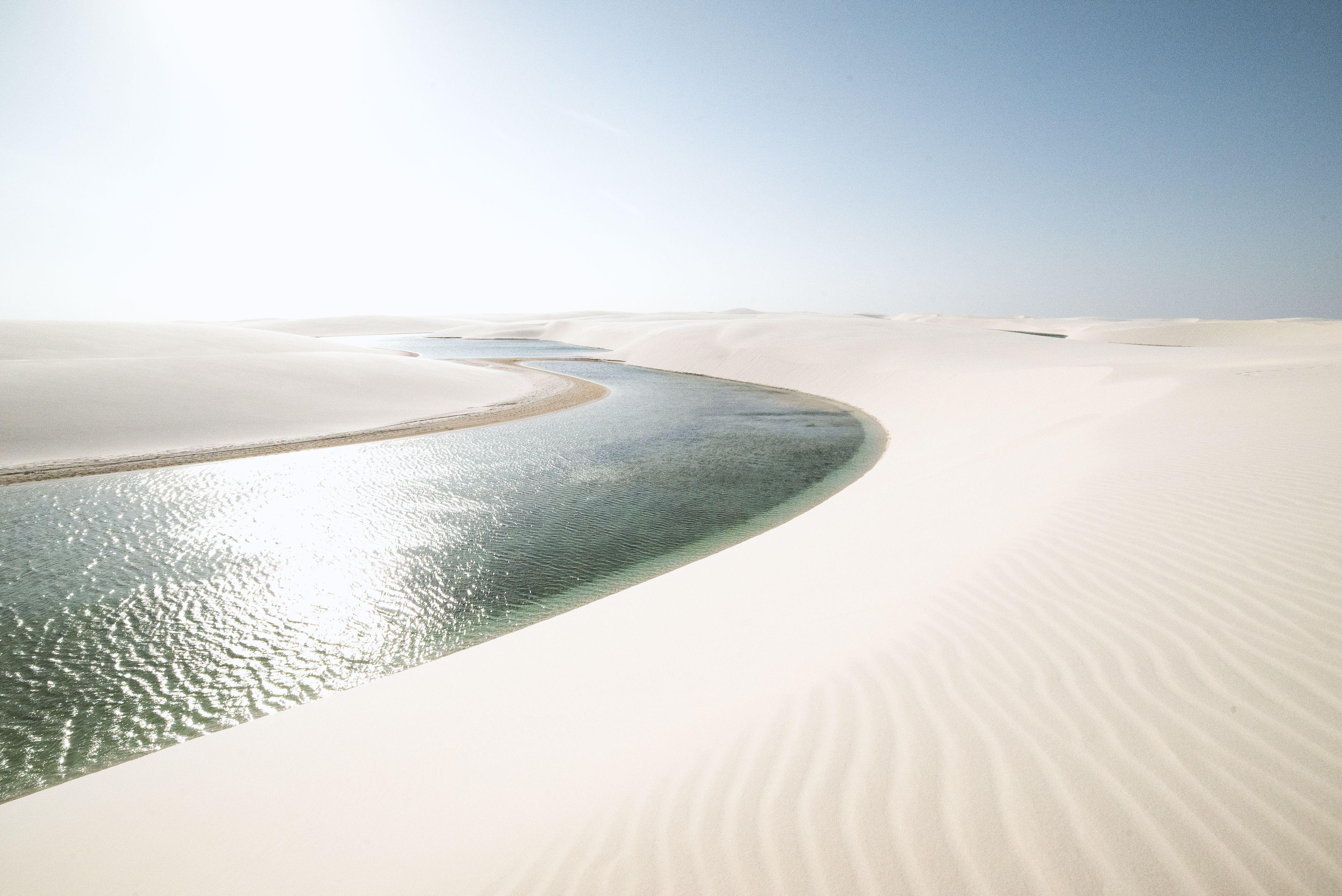 Rivers in the desert. Пустыня винсоль Мараньенсес. Пустыня дюны Оазис. Река в пустыне. Вода в пустыне.