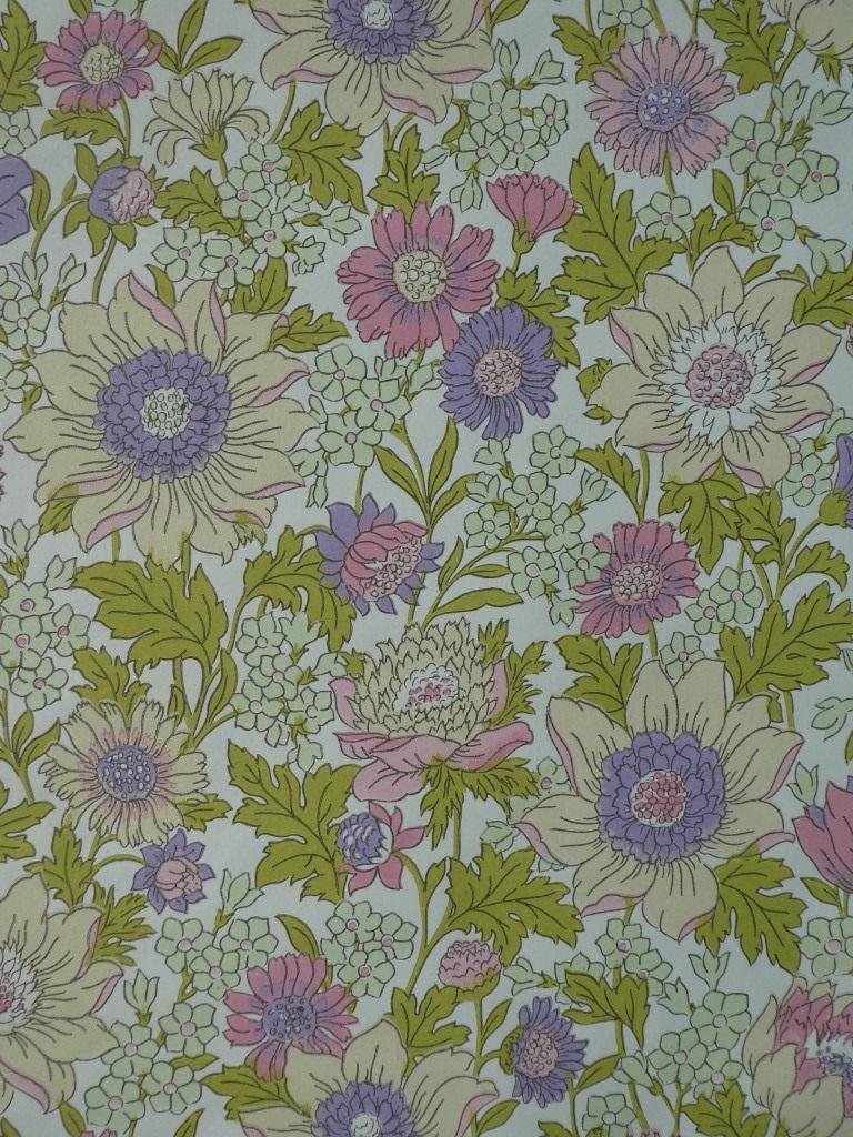 768x1024 Vintage floral wallpaper with pink and purple flowersé webshop voor vintage en modern behang